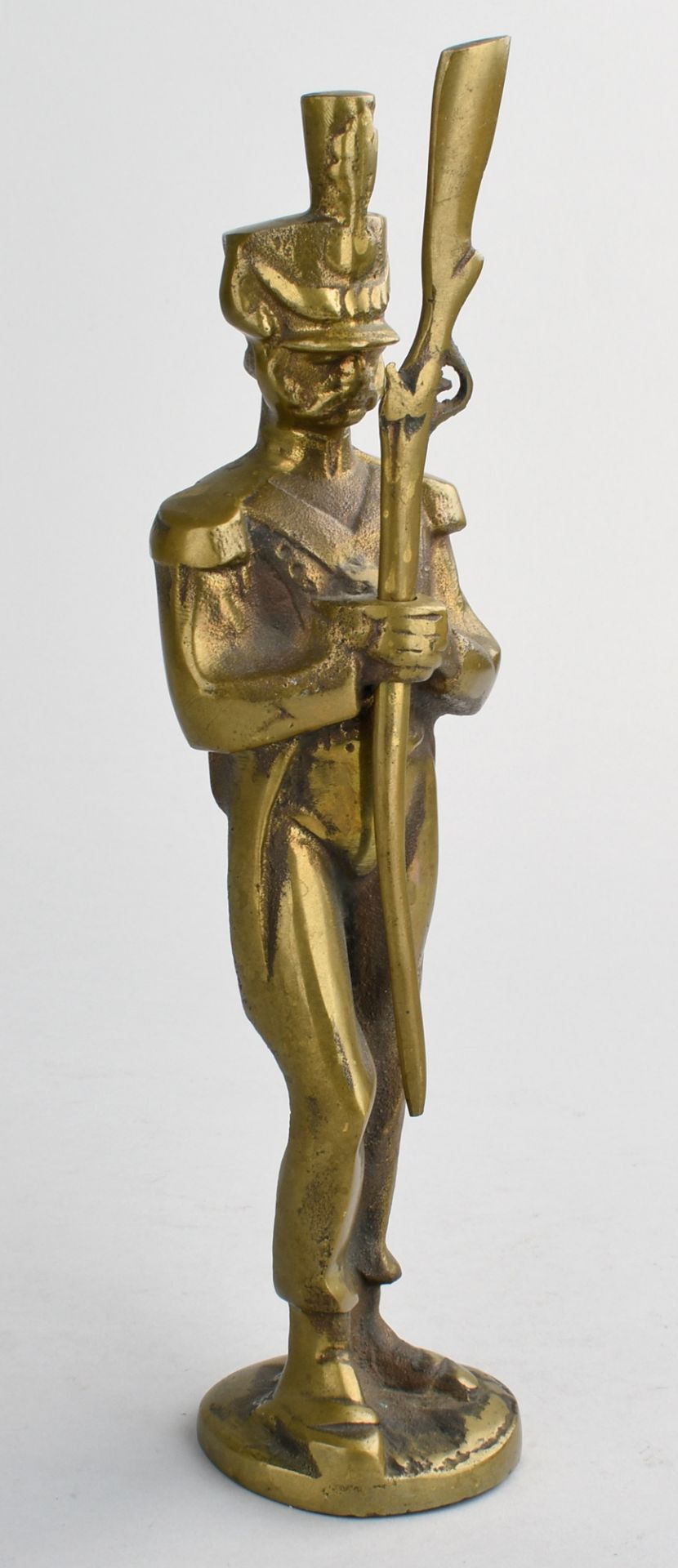 Militärfigur Bronze, stehender Soldat in Paradeuniform mit vor sich gehaltenem Gewehr, H ca. 30 - Bild 2 aus 4