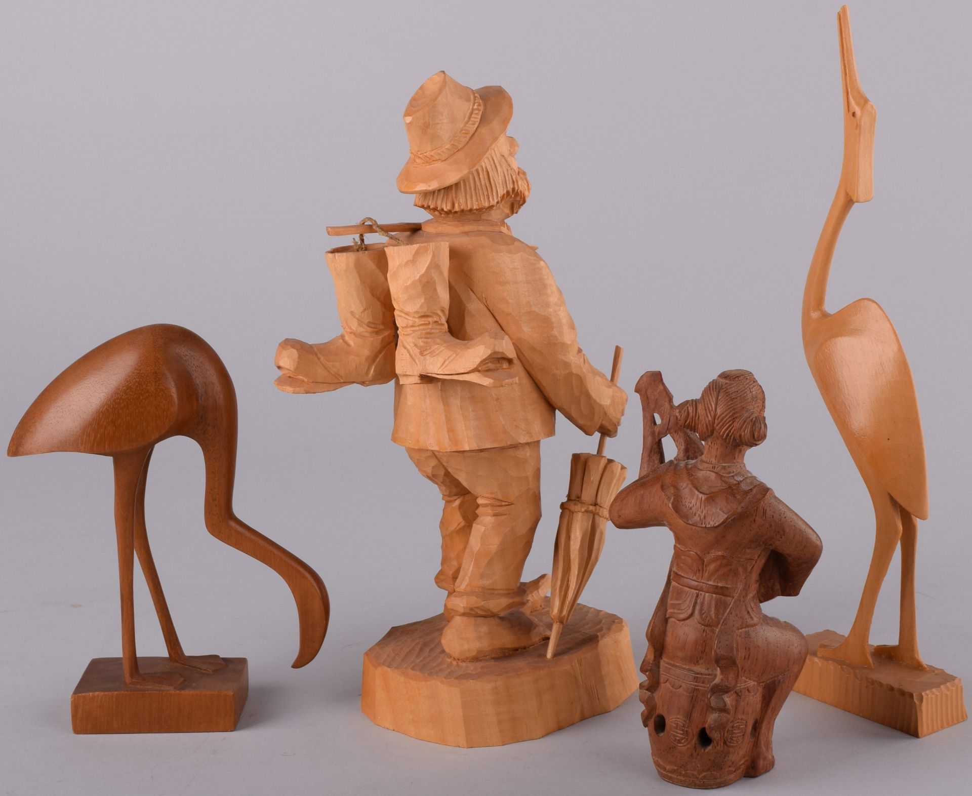 Konvolut Schnitzfiguren Holz, dabei 2 Vogelfiguren (Reiher und Flamingo), Landstreicher und - Bild 3 aus 3