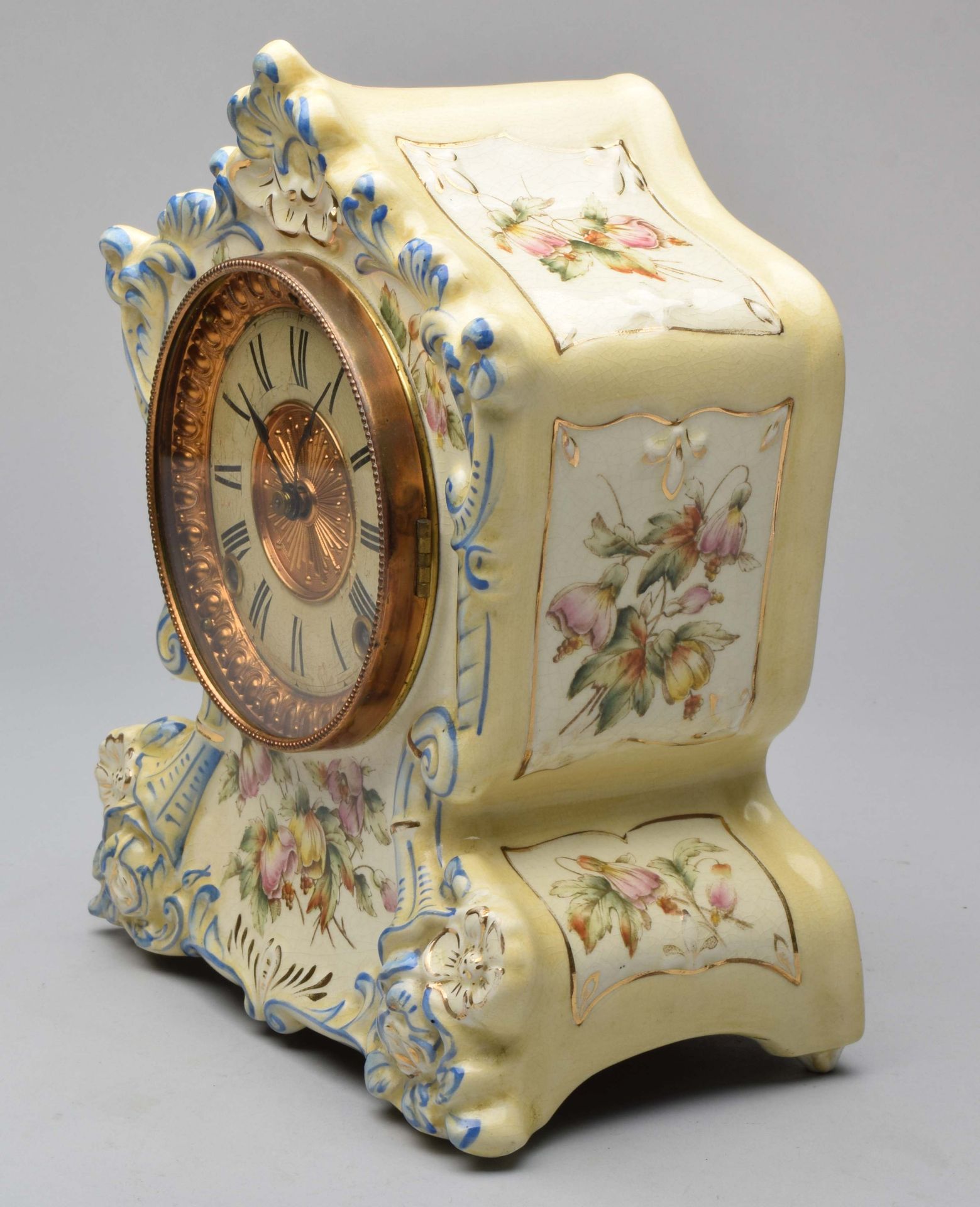 Tischuhr verziertes Keramikgehäuse, floral gestaltet, eingelassenes Zifferblatt hinter Schutzglas, - Bild 3 aus 3