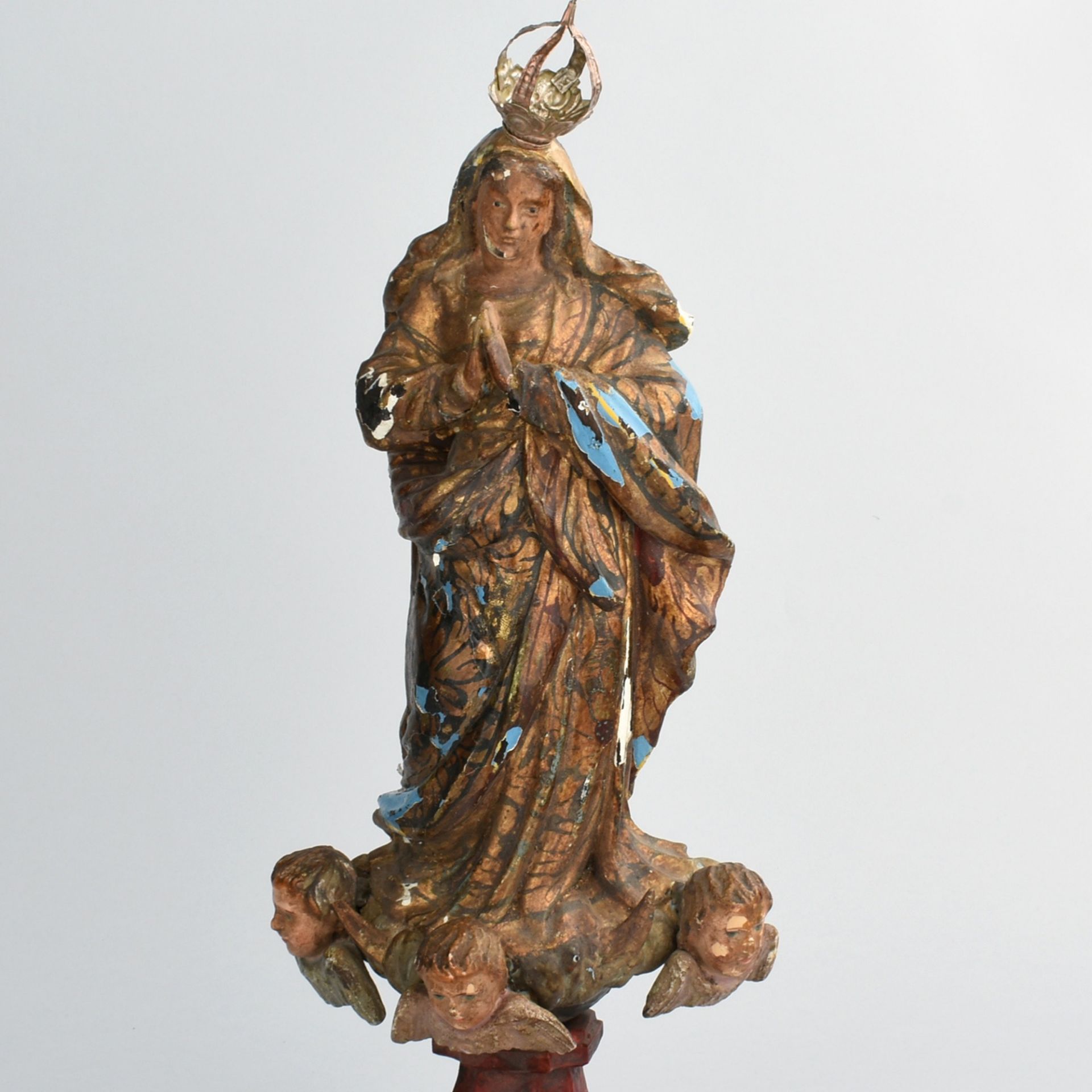 Mondsichelmadonna Holz, auf sich verjüngendem rot gefasstem Standfuß betende Madonna mit Glasaugen