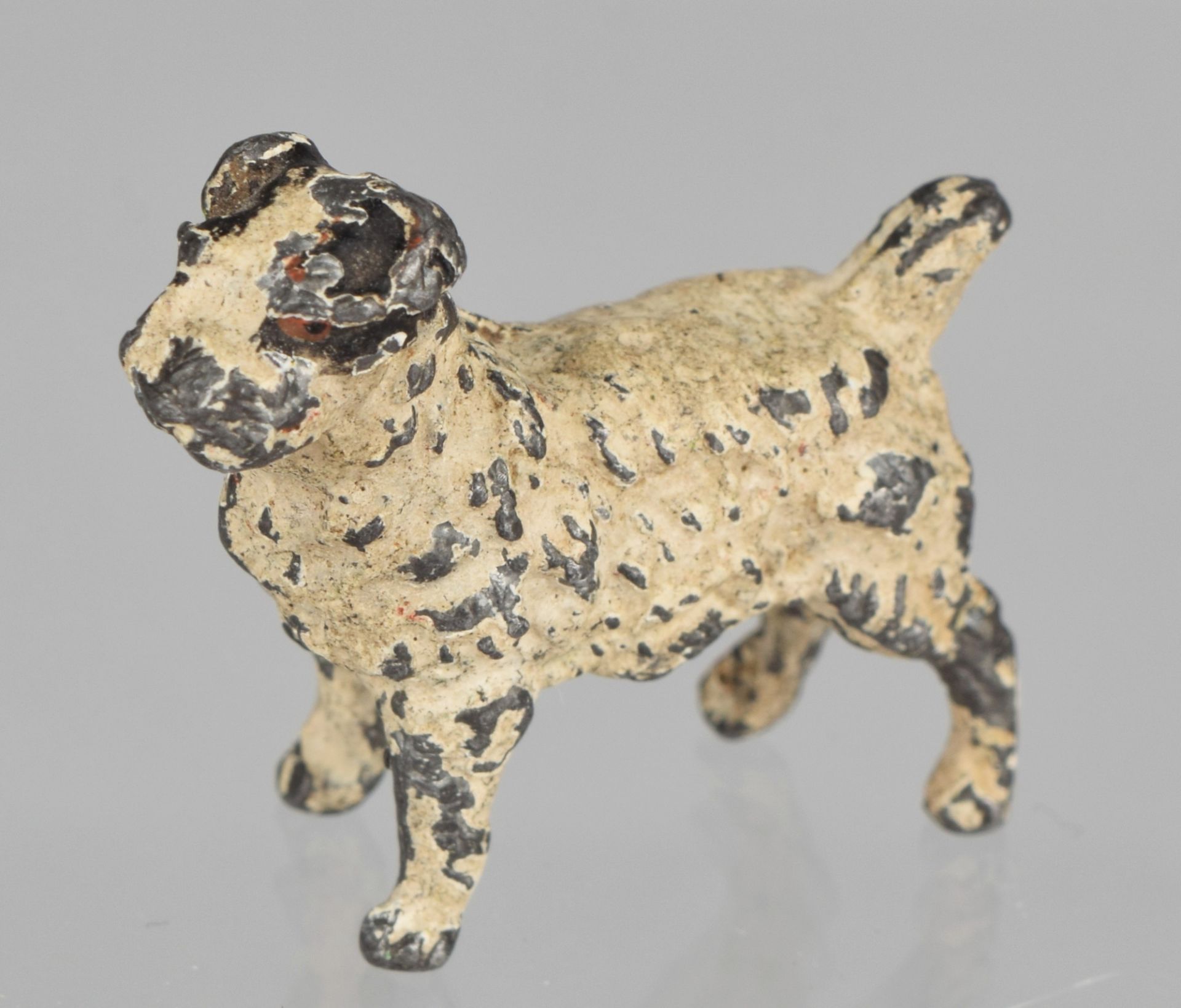 Miniatur Blei kaltbemalt, stehender Hund mit weißem Fell, Altersspuren, H ca. 2,5 cm, L ca. 3 cm, im - Bild 2 aus 3