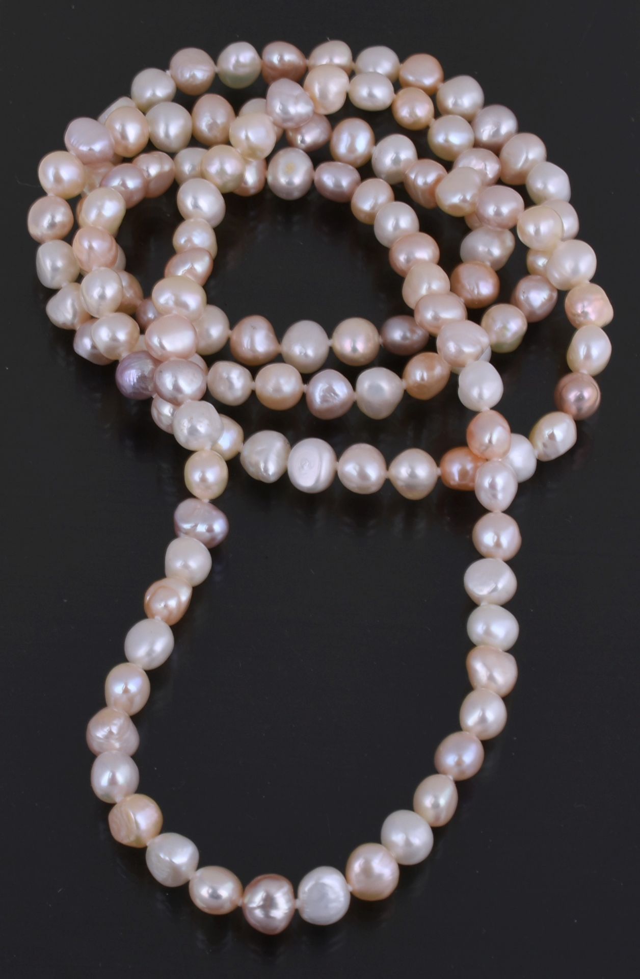 Perlenkette große Anzahl Zuchtperlen in Weiß sowie in pastelligem Rosé und Apricot einsträngig zu - Bild 3 aus 3