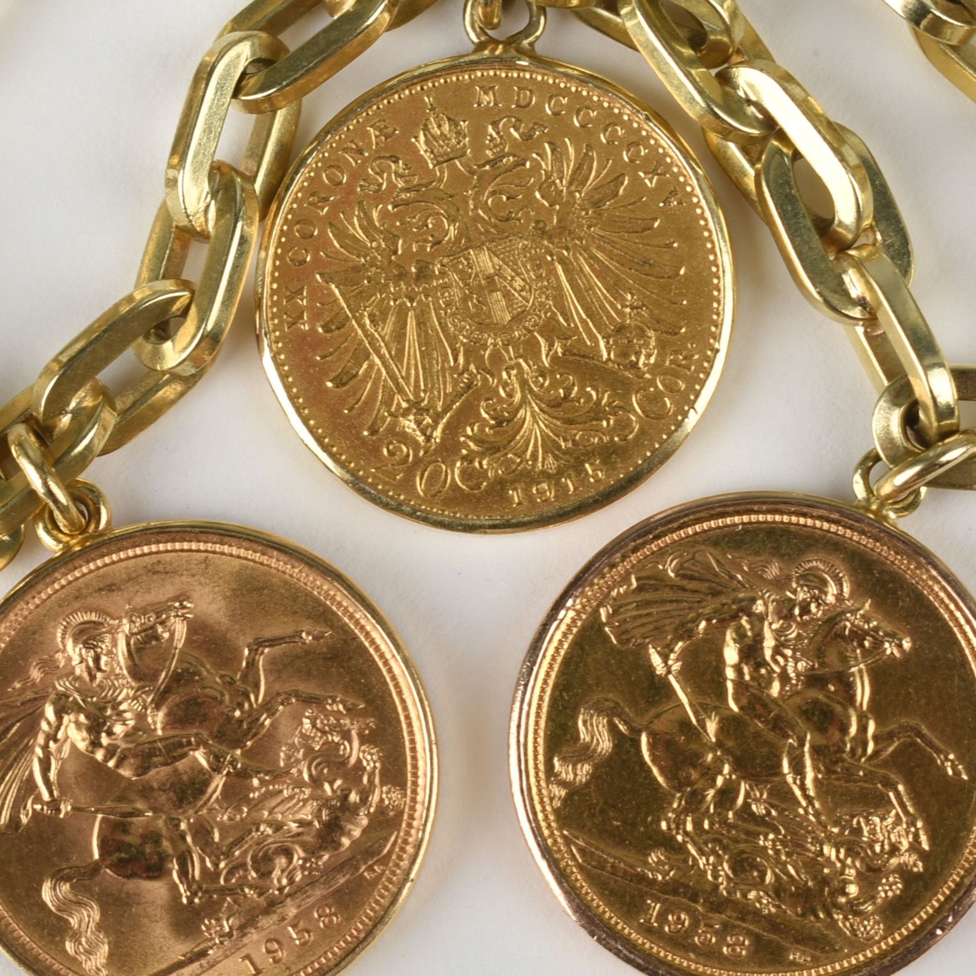 Goldenes Münzarmband Gliederkette GG 585, daran drei gefasste Goldmünzen: 2 x Sovereign,