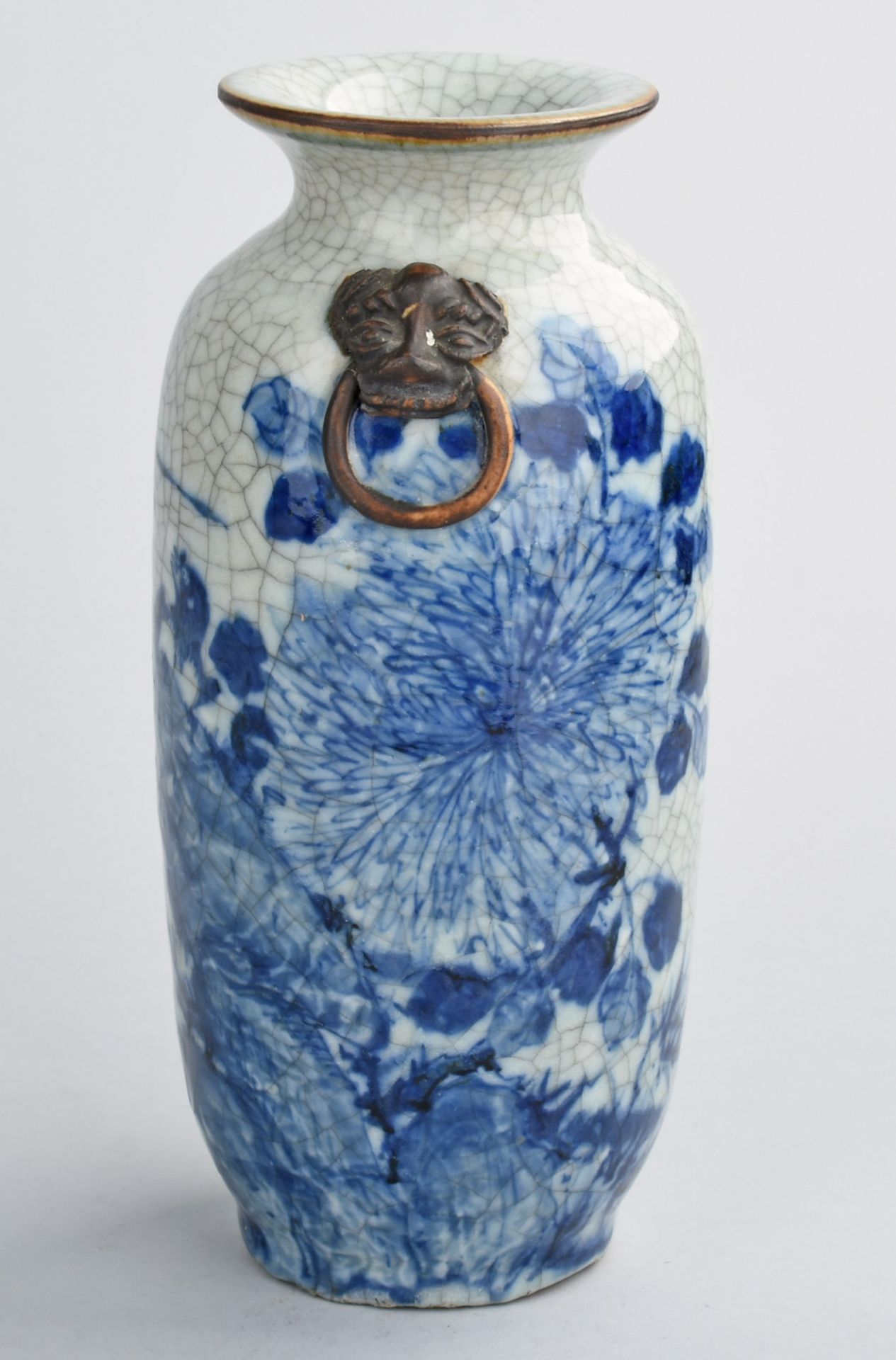 Asiatische Vase Pressmarke, brauner Scherben, Stangenform mit geschnürtem Hals, graue Krakeleeglasur - Bild 3 aus 5