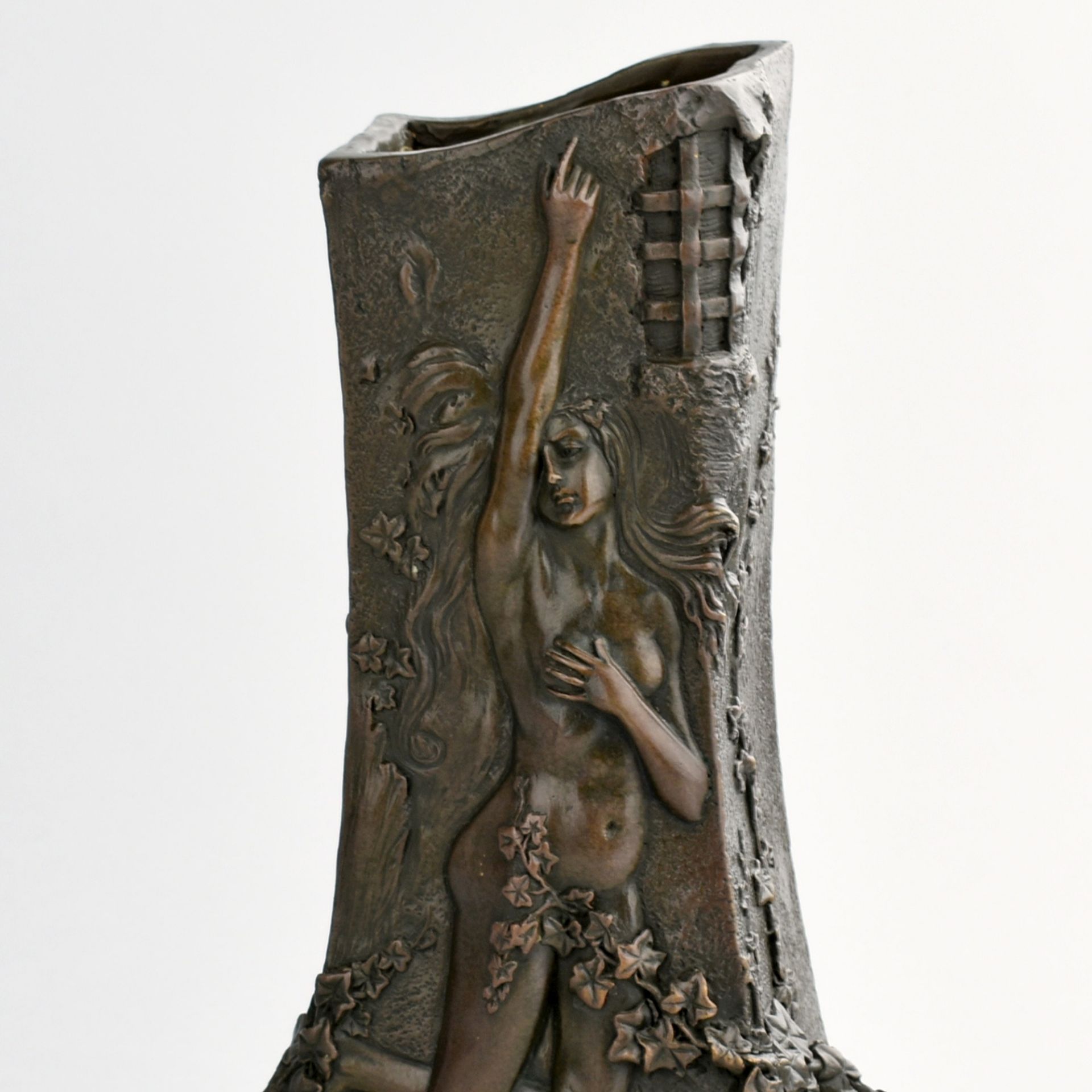 Bronzevase dunkelbraun patiniert, rechteckige Grundform nach oben verjüngt, umlaufender Jugendstil-