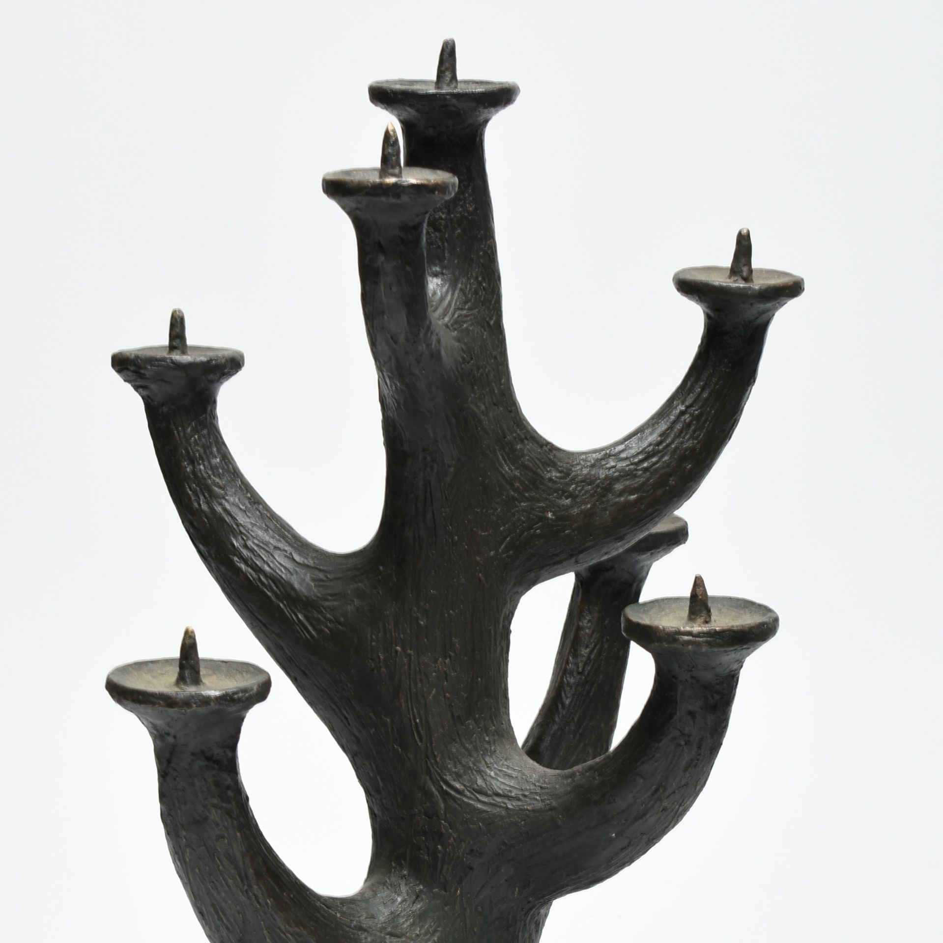 Figürlicher Kerzenleuchter Bronze, dunkel patiniert, siebenflammig, entlaubter Baum, signiert "David