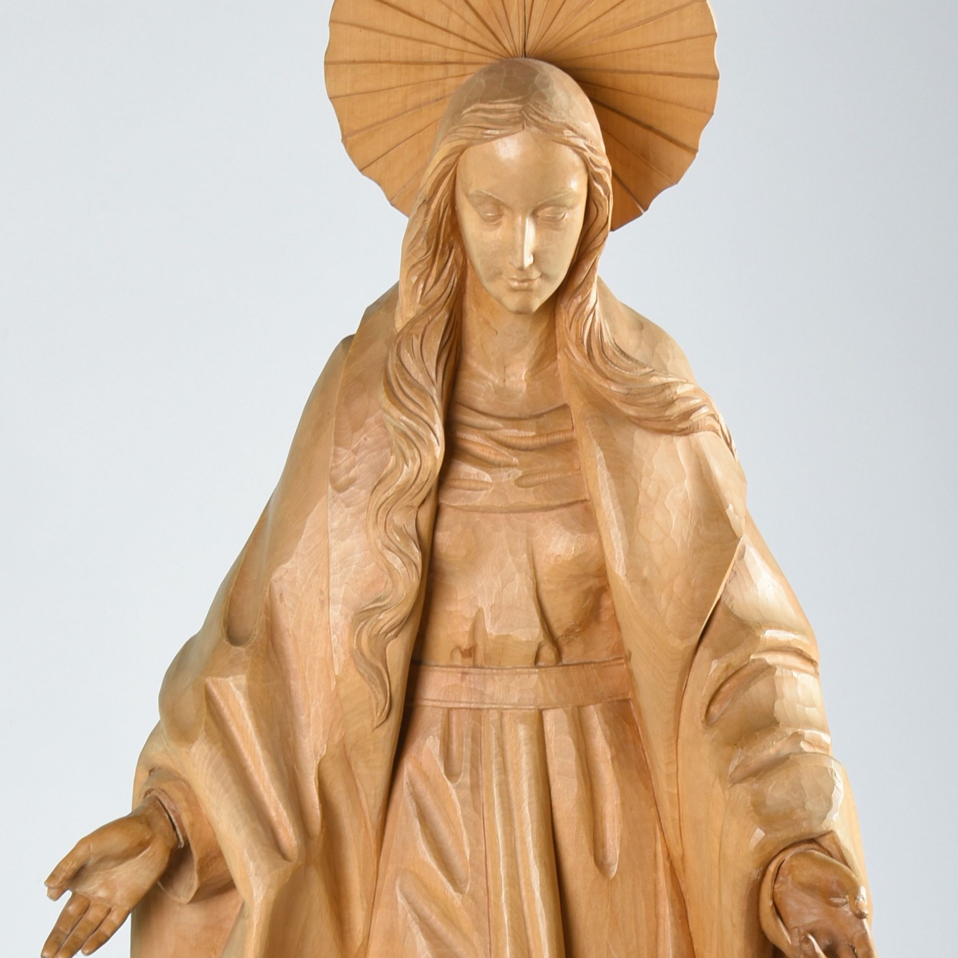 Große Maria Immaculata Lindenholz vollplastisch geschnitzt, Gottesmutter im faltenreichen Gewand,