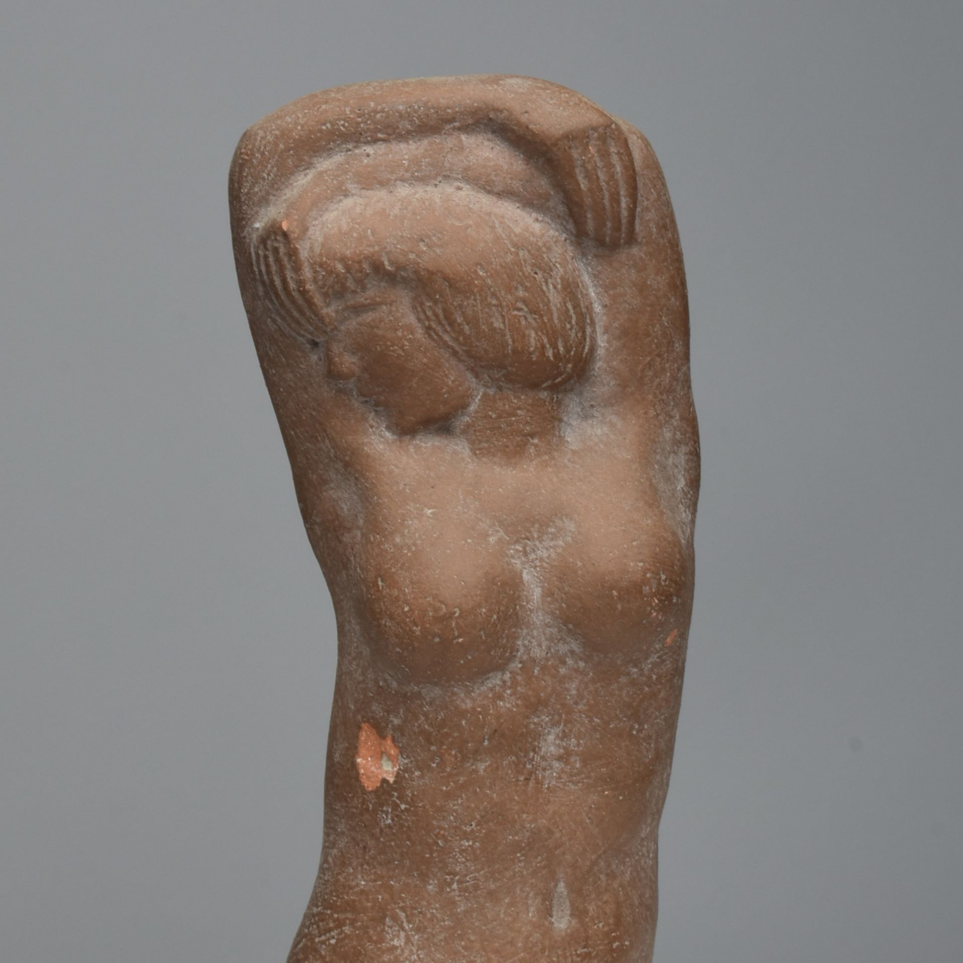 Kleinplastik Terrakotta, in Braun gefasst, Torso einer jungen Dame mit seitlich gedrehtem Haupt, die