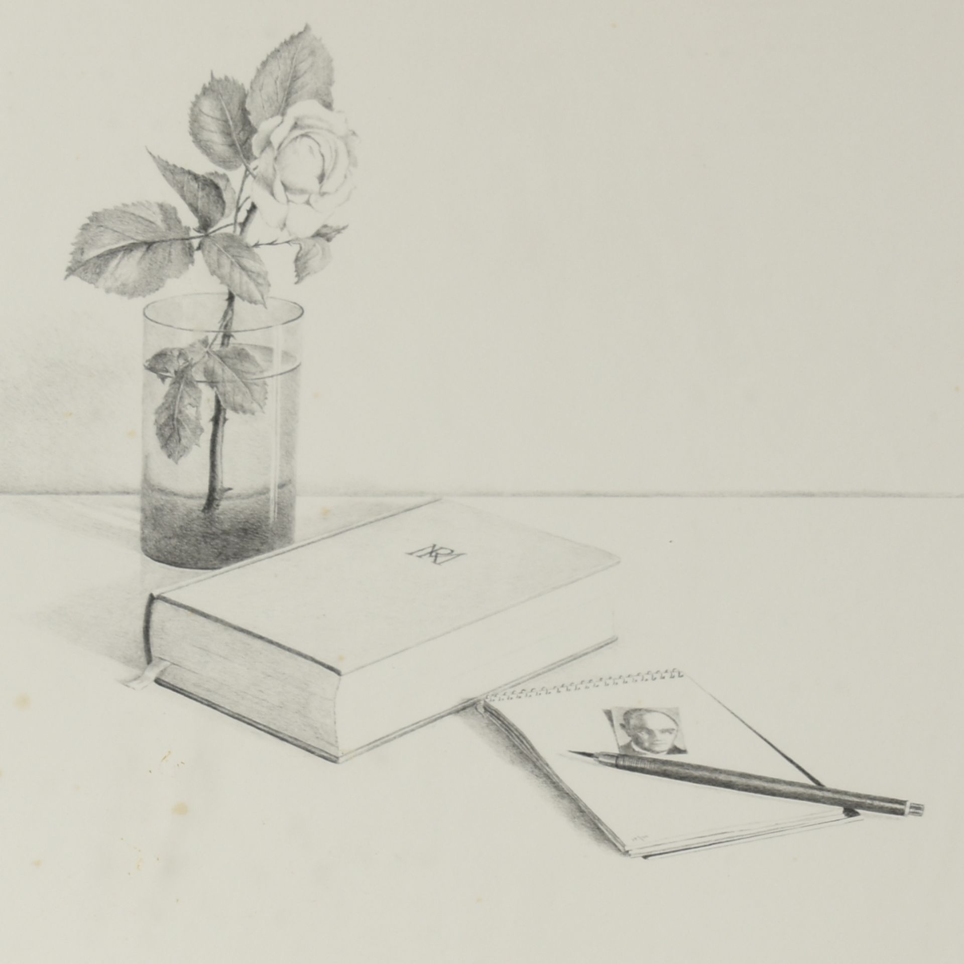 Undeutlich signiert Lithografie, Stillleben mit Buch, Zeichenblock und Rose in einem Glas, unten