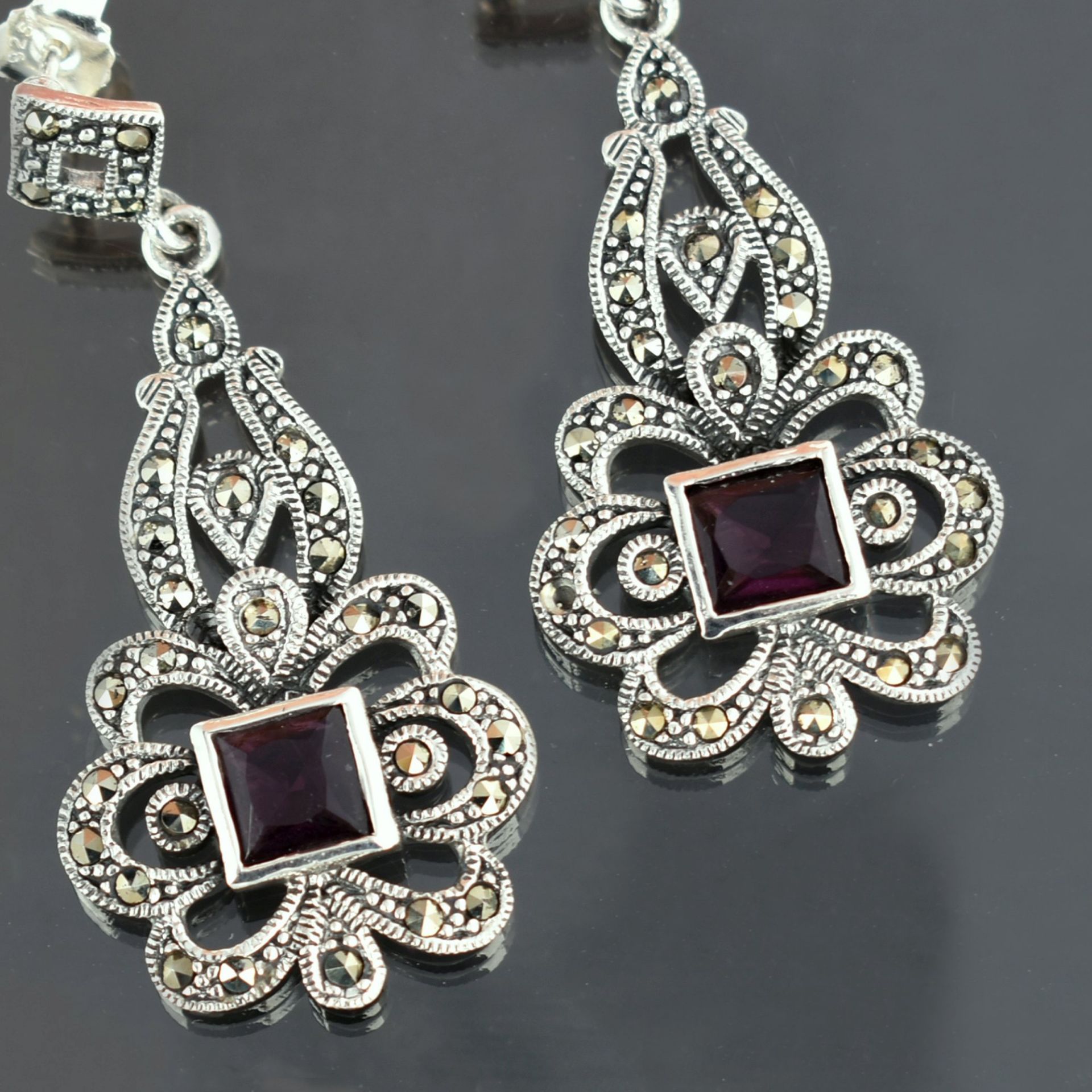 Paar Ohrhänger Silber 925, je floral-ornamental durchbrochener Chandelierabhänger mit