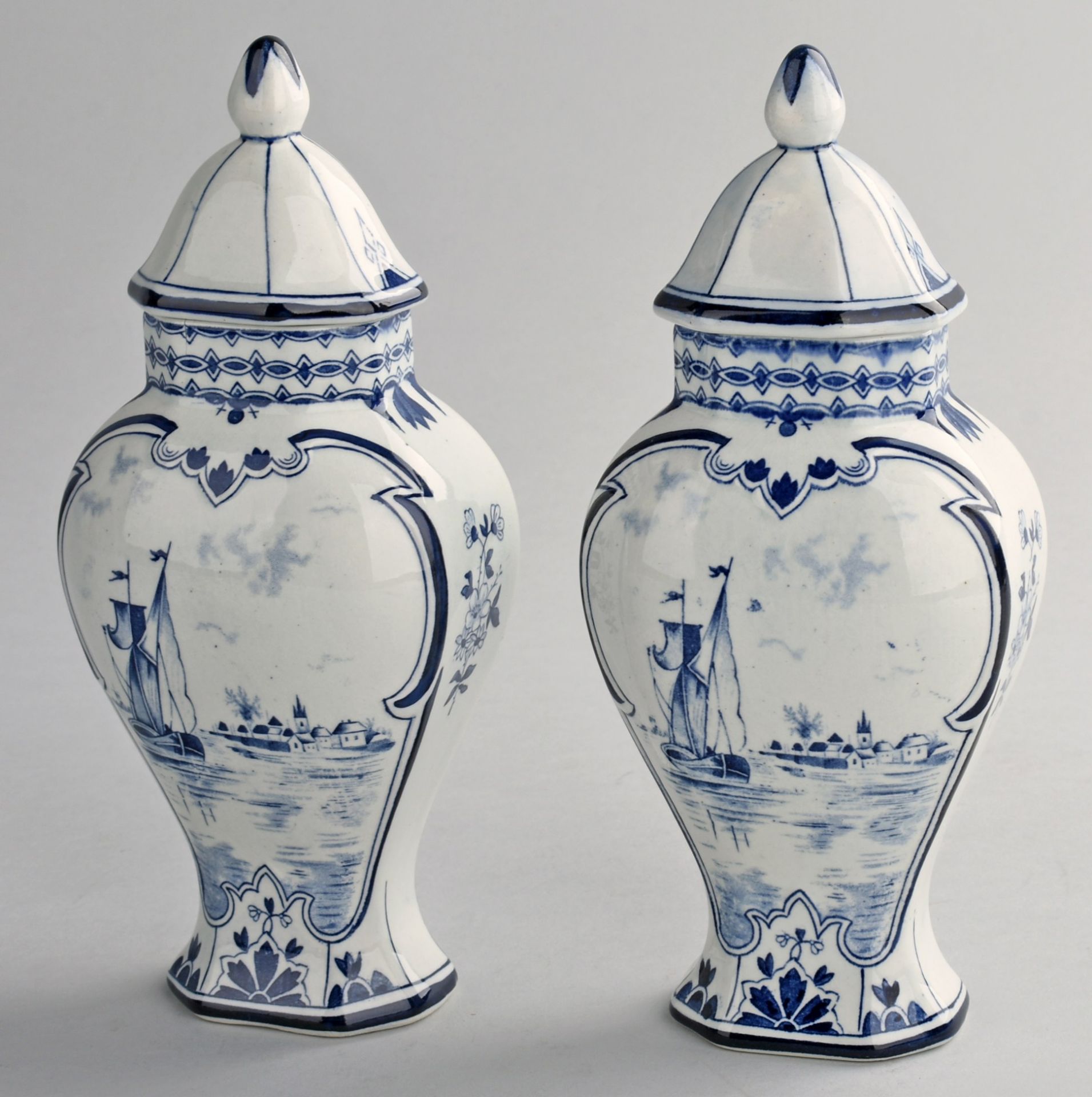 Paar Deckelvasen Delft (Stempelmarke), Fayence, über ausgestelltem Stand zur Schulter hin - Bild 2 aus 3