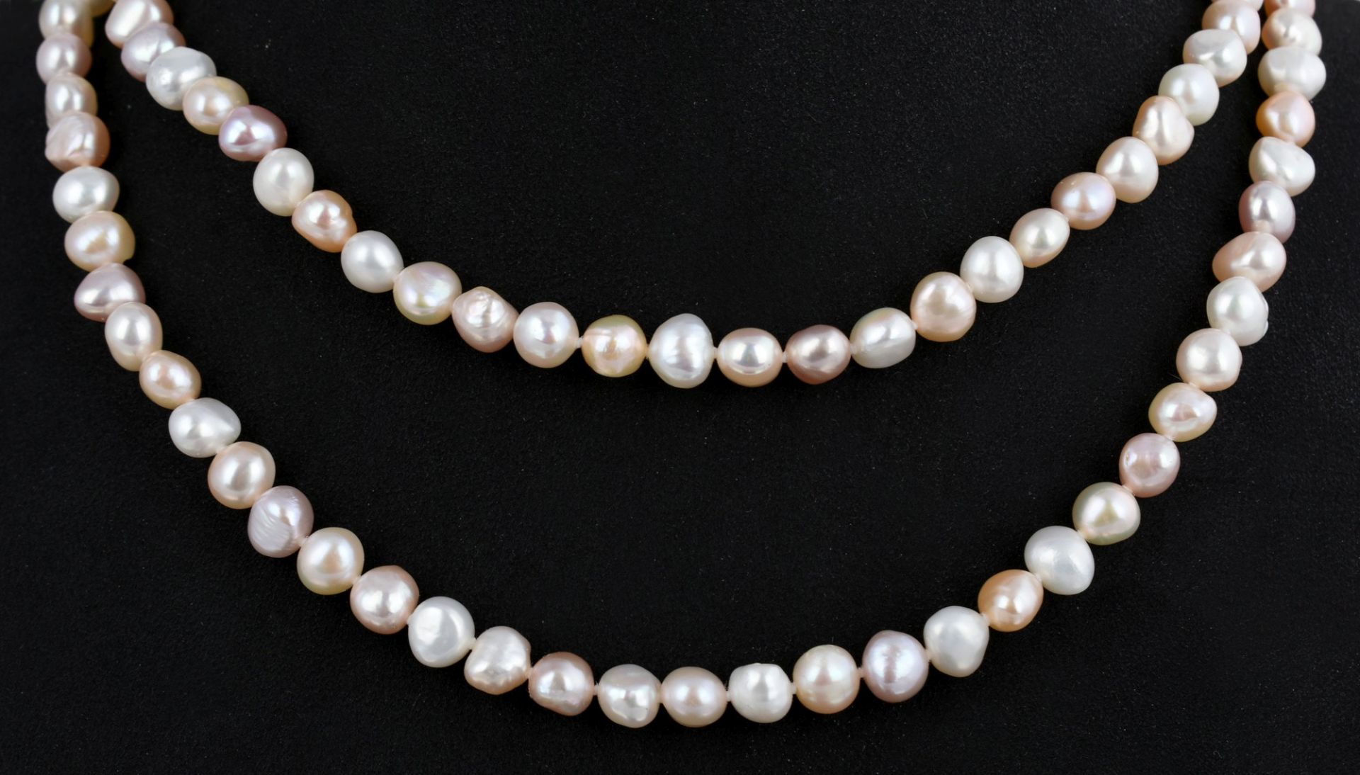 Perlenkette große Anzahl Zuchtperlen in Weiß sowie in pastelligem Rosé und Apricot einsträngig zu - Bild 2 aus 3