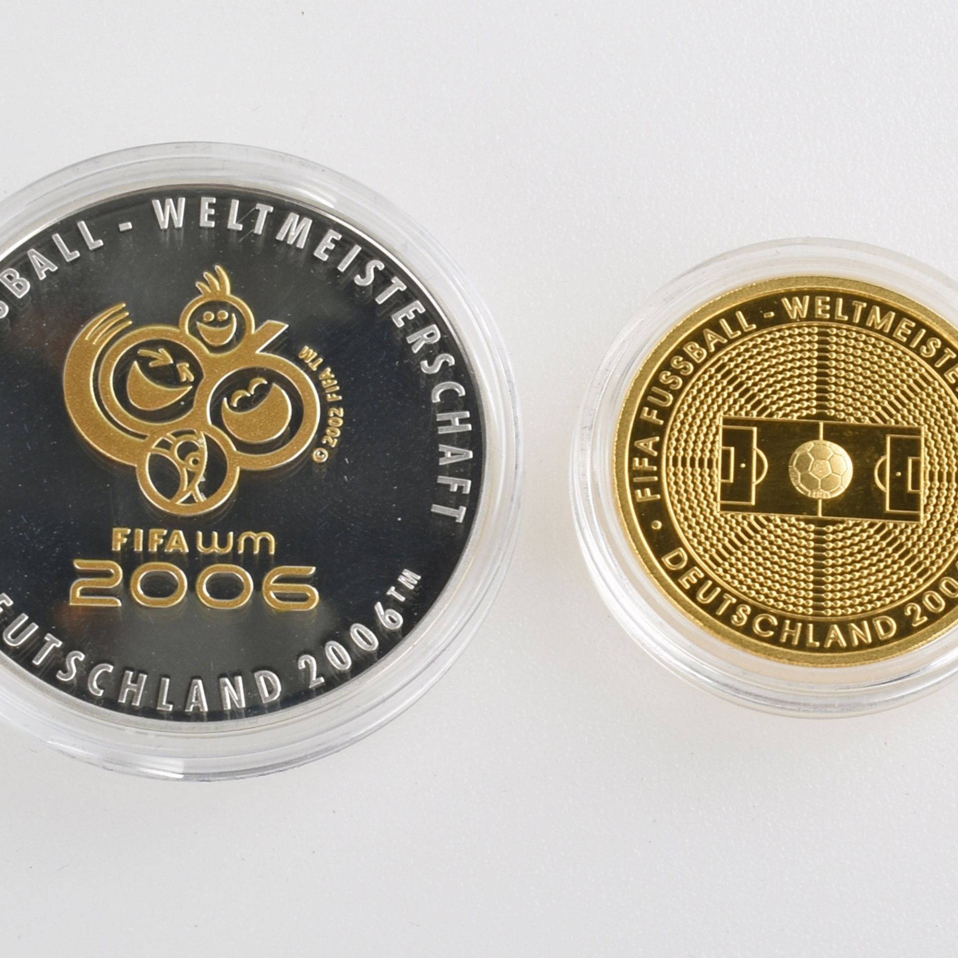 Goldmünzenset zur FIFA-WM 2006 1 x 100 Euro in Gold, 999/1000, 1/2 oz (15,55 g), D ca. 28 mm, av.