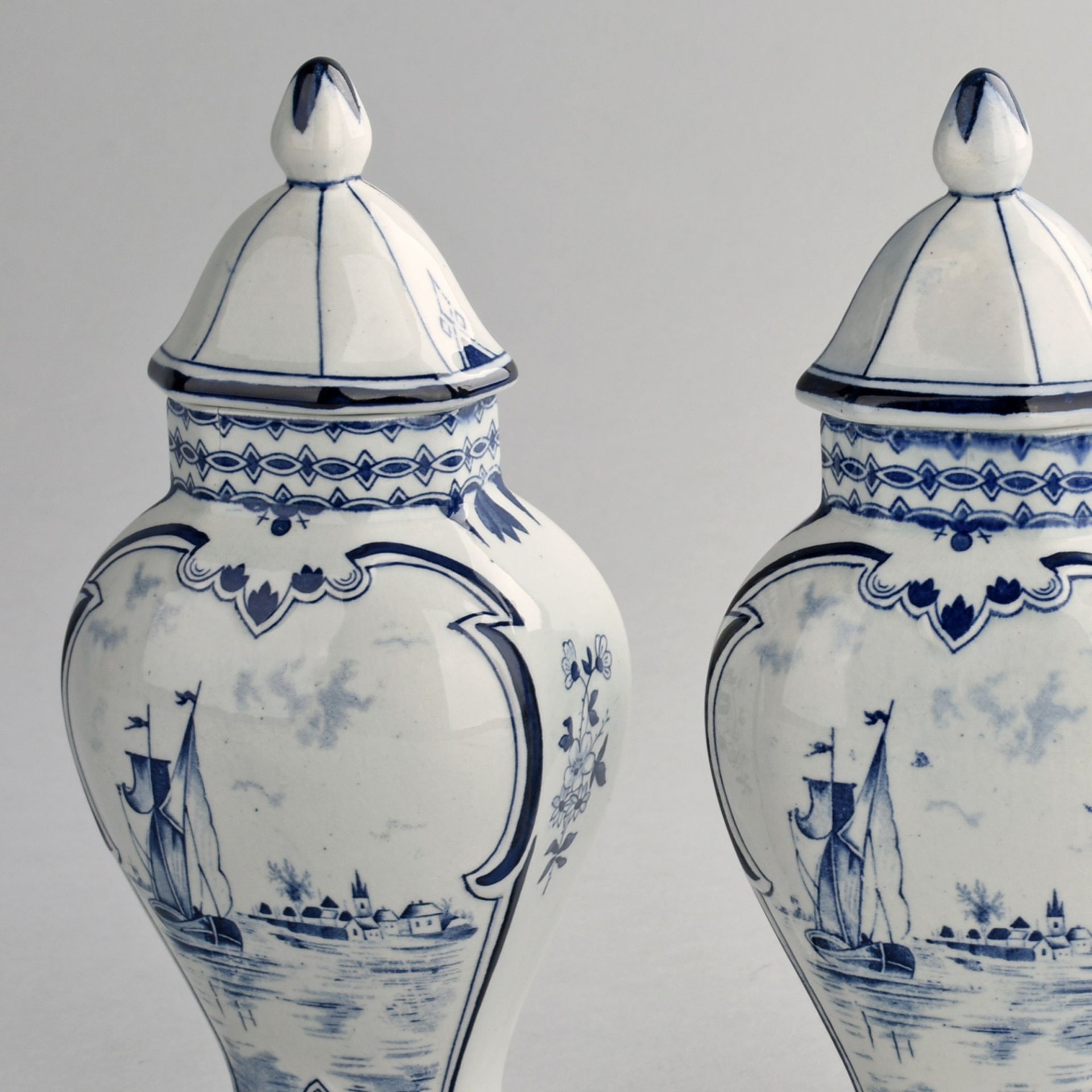 Paar Deckelvasen Delft (Stempelmarke), Fayence, über ausgestelltem Stand zur Schulter hin