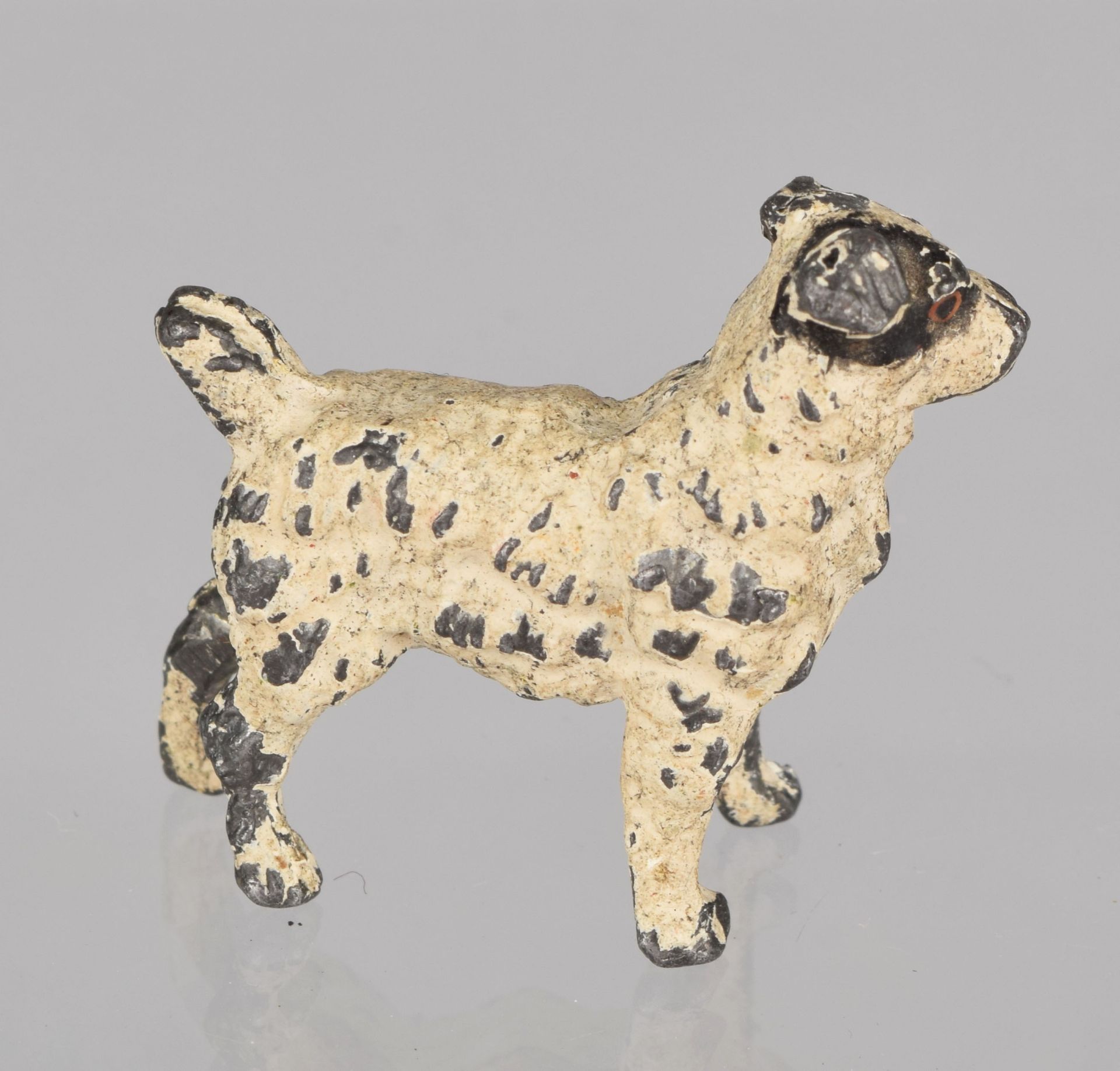 Miniatur Blei kaltbemalt, stehender Hund mit weißem Fell, Altersspuren, H ca. 2,5 cm, L ca. 3 cm, im - Bild 3 aus 3