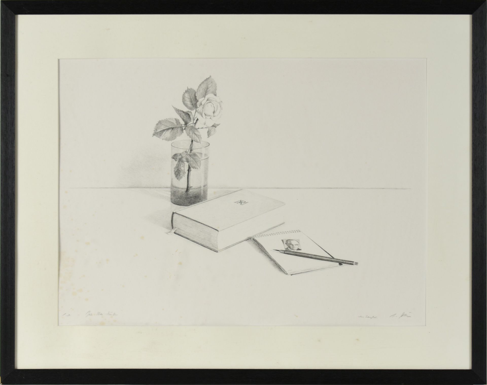 Undeutlich signiert Lithografie, Stillleben mit Buch, Zeichenblock und Rose in einem Glas, unten - Image 3 of 4