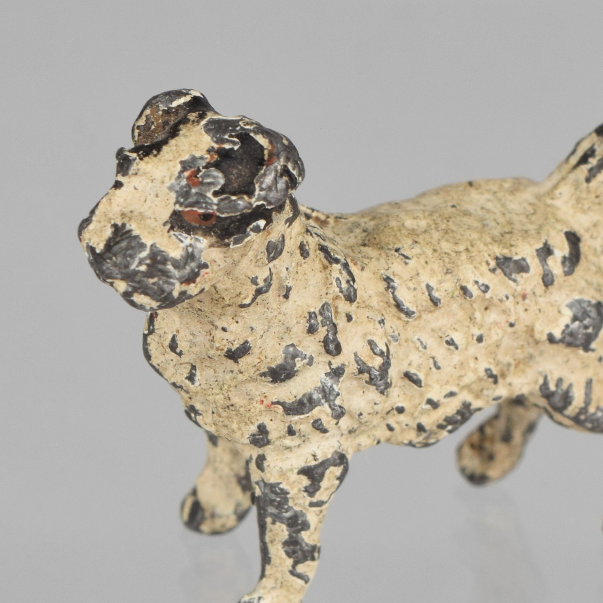 Miniatur Blei kaltbemalt, stehender Hund mit weißem Fell, Altersspuren, H ca. 2,5 cm, L ca. 3 cm, im