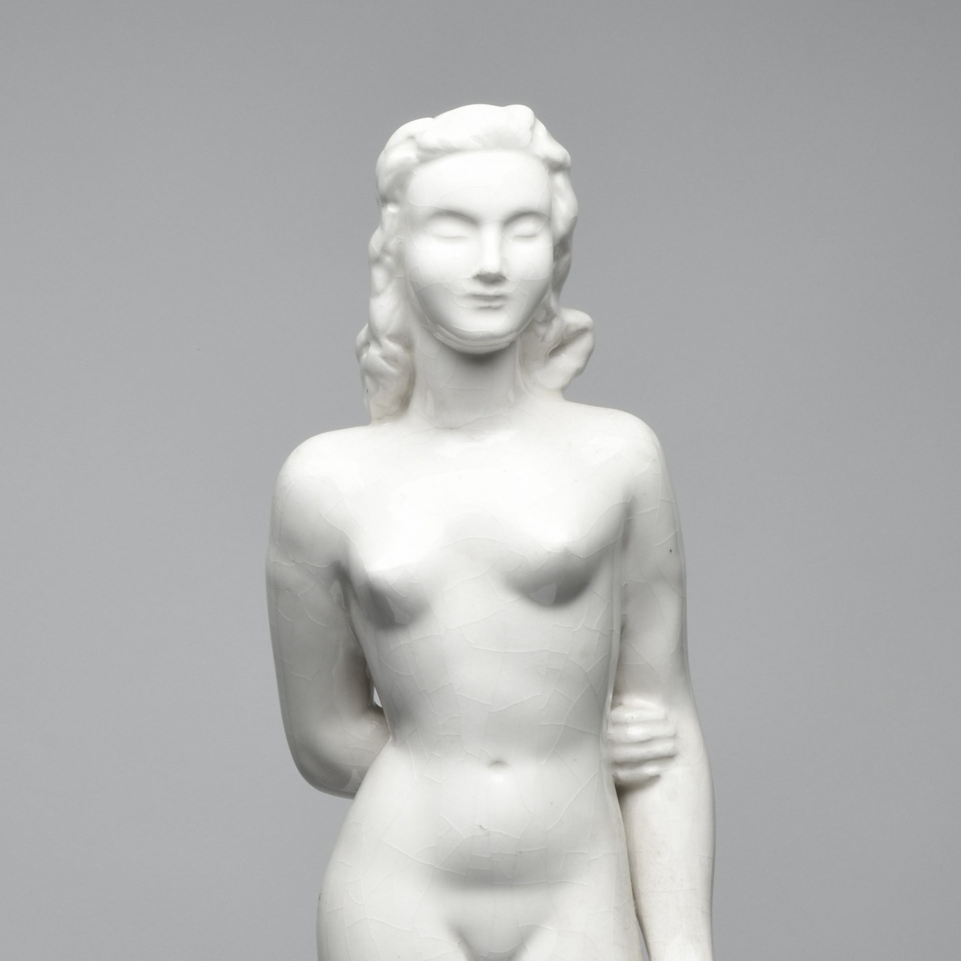 Weibliche Plastik Keramik, in Weiß glasiert, vollplastischer Damenakt als Standbild, in der linken