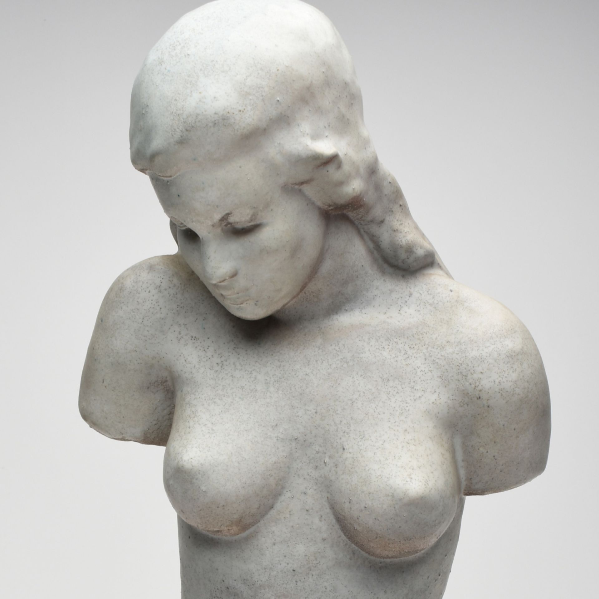 Torso Keramik, in mattem Grau glasiert, weibliche Rumpfdarstellung mit zu Boden blickendem Haupt, im