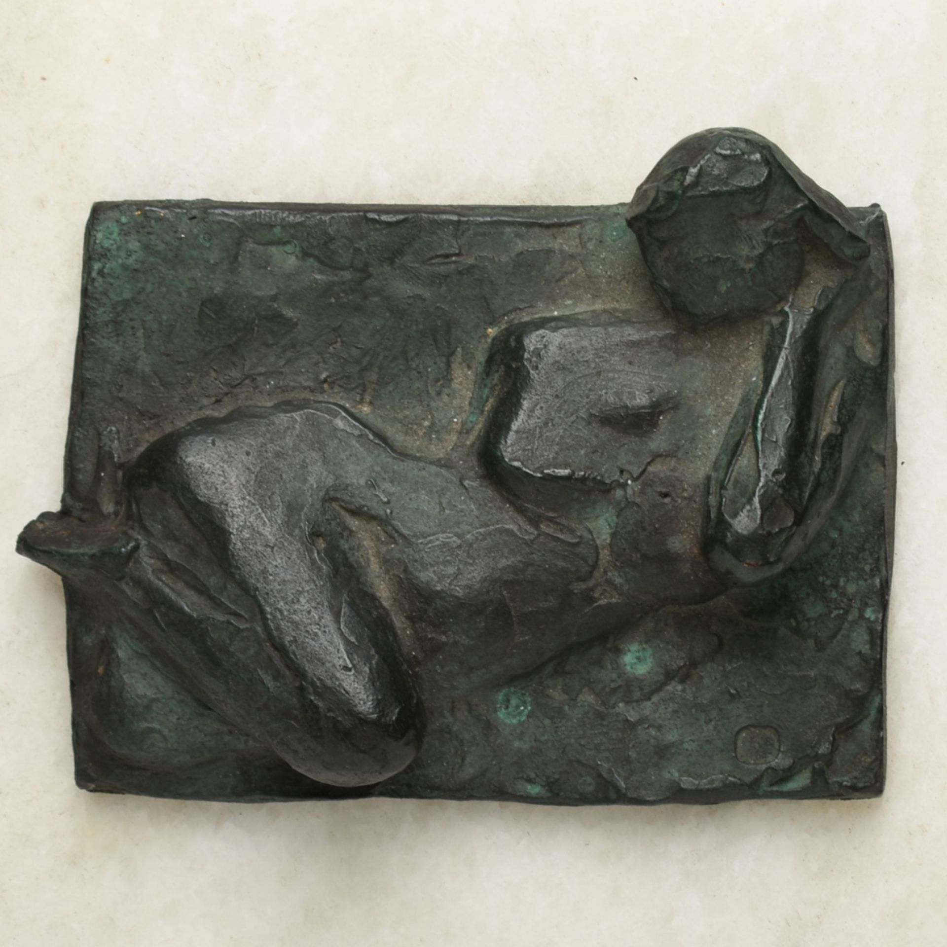 Weiblicher Akt Bronze, schwarz-grün patiniert, Liegende, flache Ausführung, rechteckige