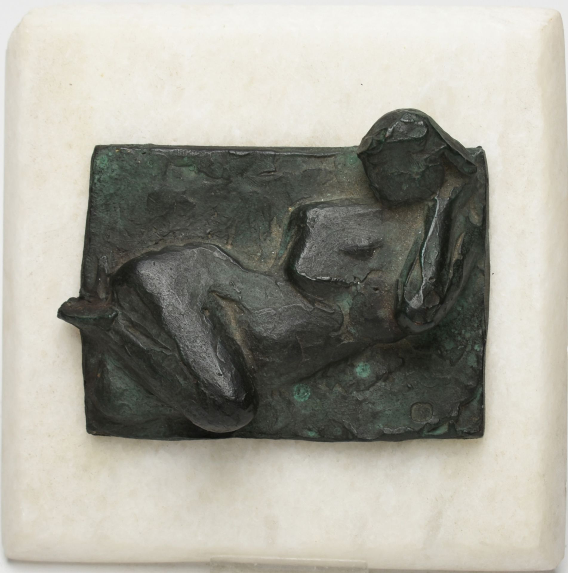 Weiblicher Akt Bronze, schwarz-grün patiniert, Liegende, flache Ausführung, rechteckige - Bild 2 aus 2