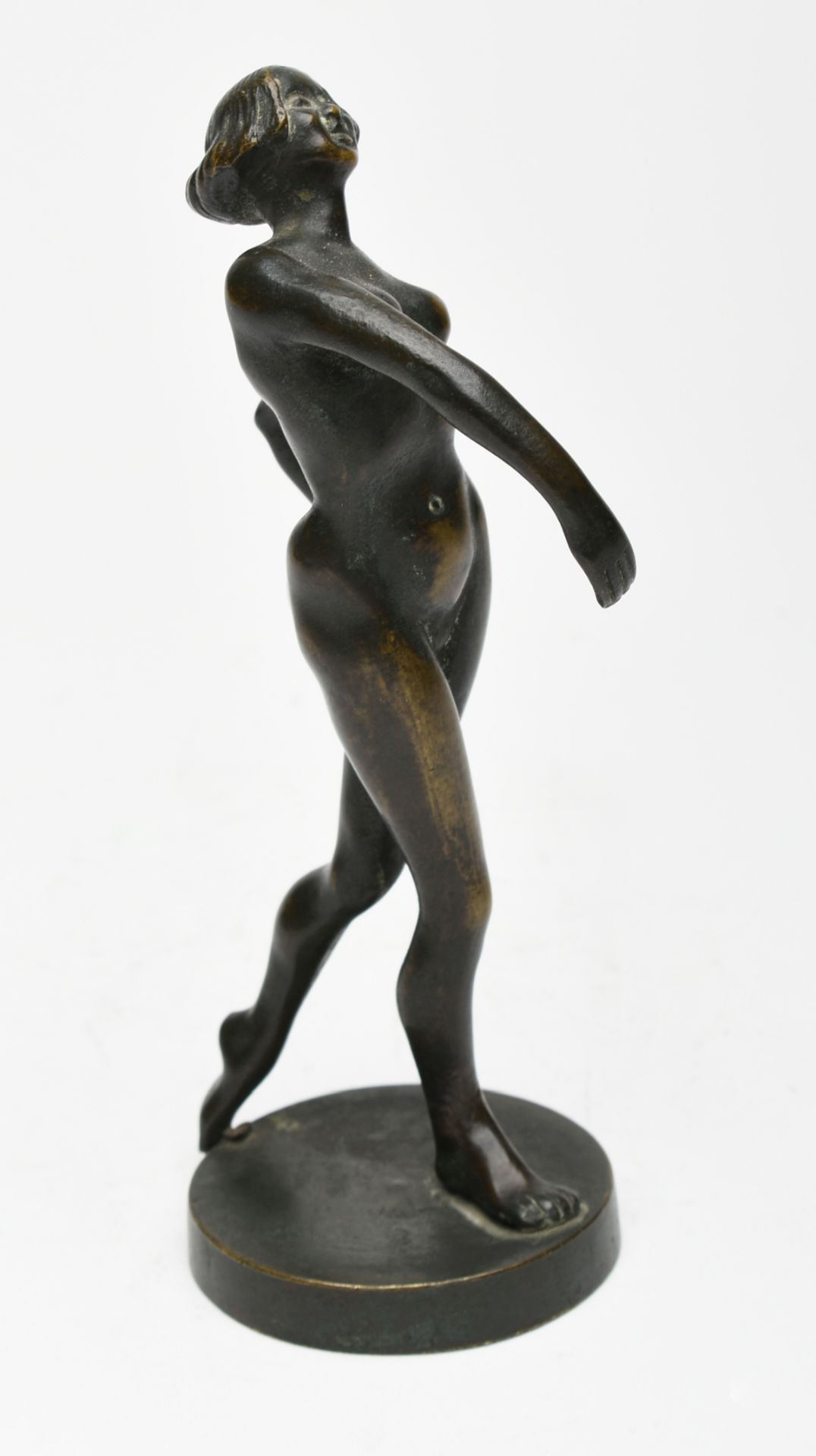Kleinbronze schwarz patiniert, weiblicher Akt anmutig tanzend, runde Sockelplatte, partiell - Bild 3 aus 4