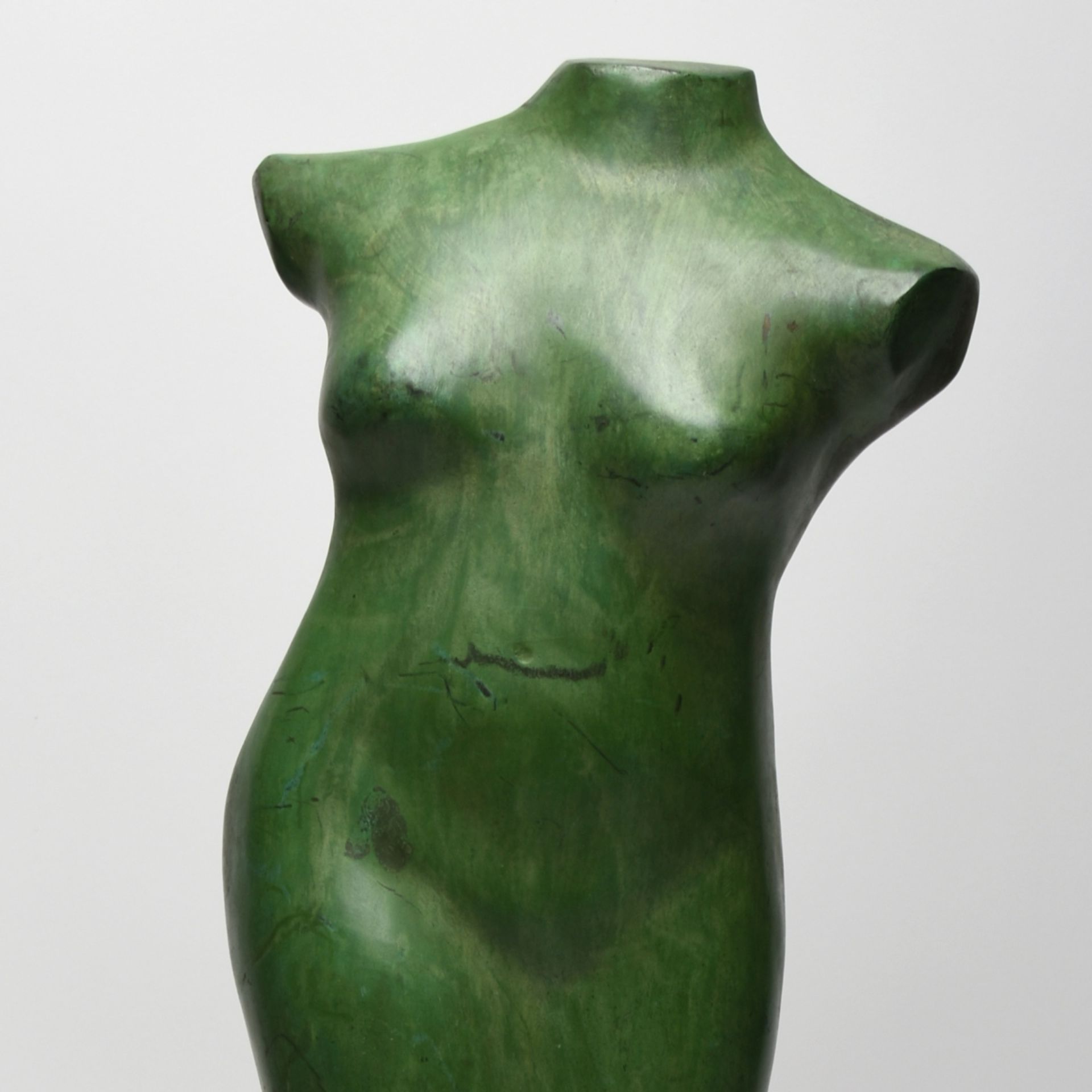 "Venus" Bronze, in Grün patiniert, Torso der Aphrodite/Venus, flacher Holzsockel, Gesamt-H ca. 62