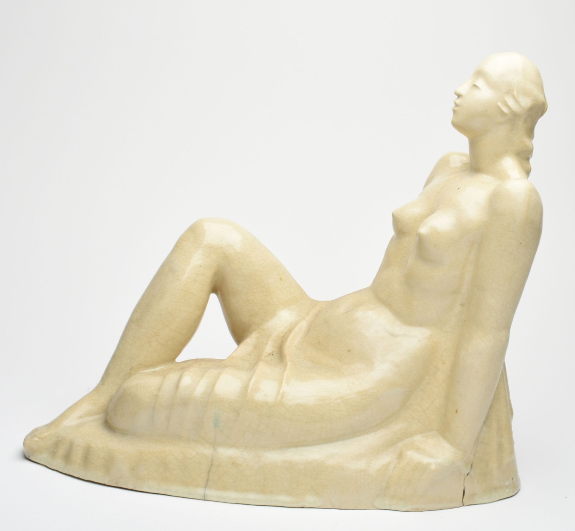 Titze, A. Keramik, cremeweiße Krakeleeglasur, sitzender weiblicher Halbakt mit nach hinten gelehntem - Bild 2 aus 4