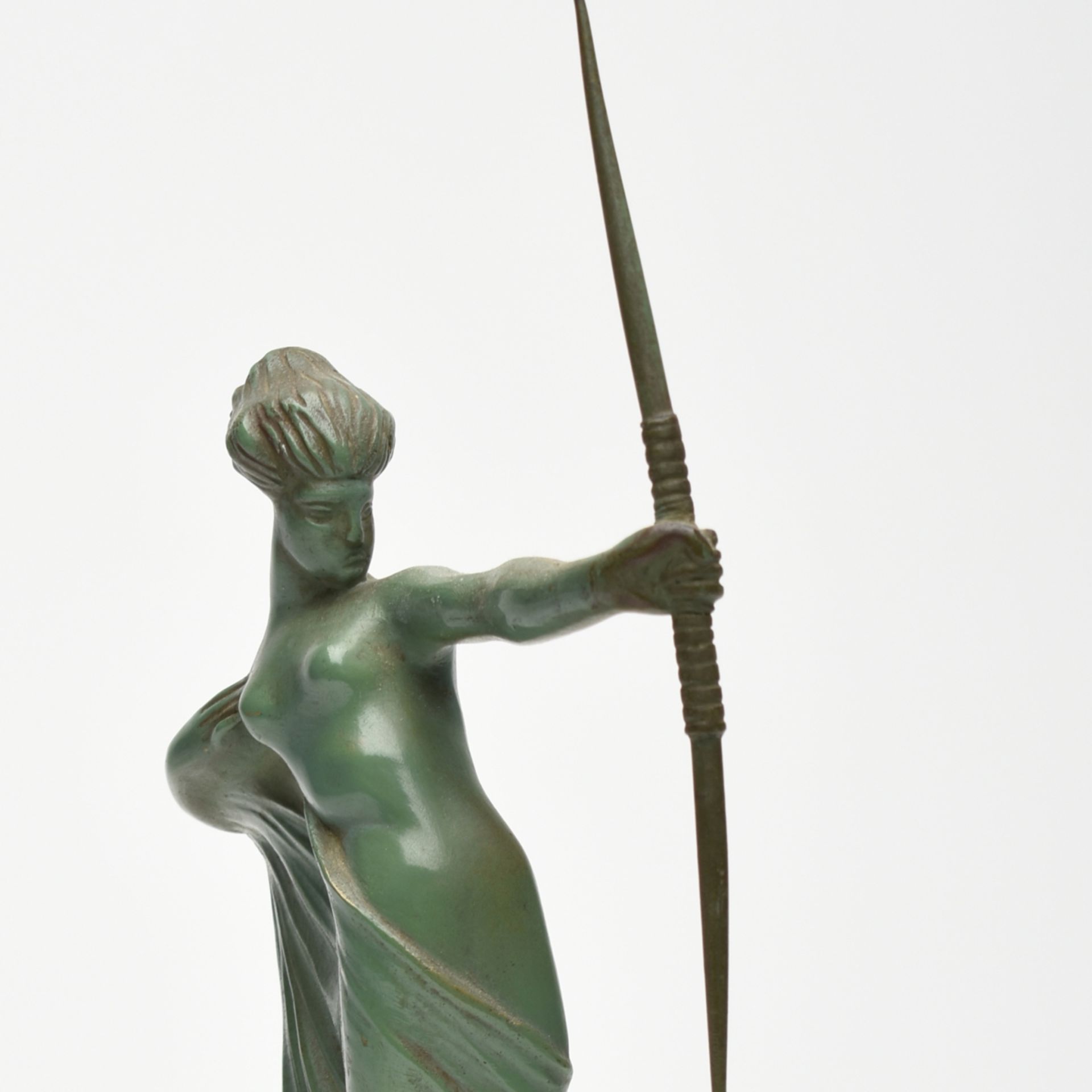 Amazone Bronze, in Grün patiniert, weiblicher Halbakt in bewegter Pose mit Bogen, schwarzer