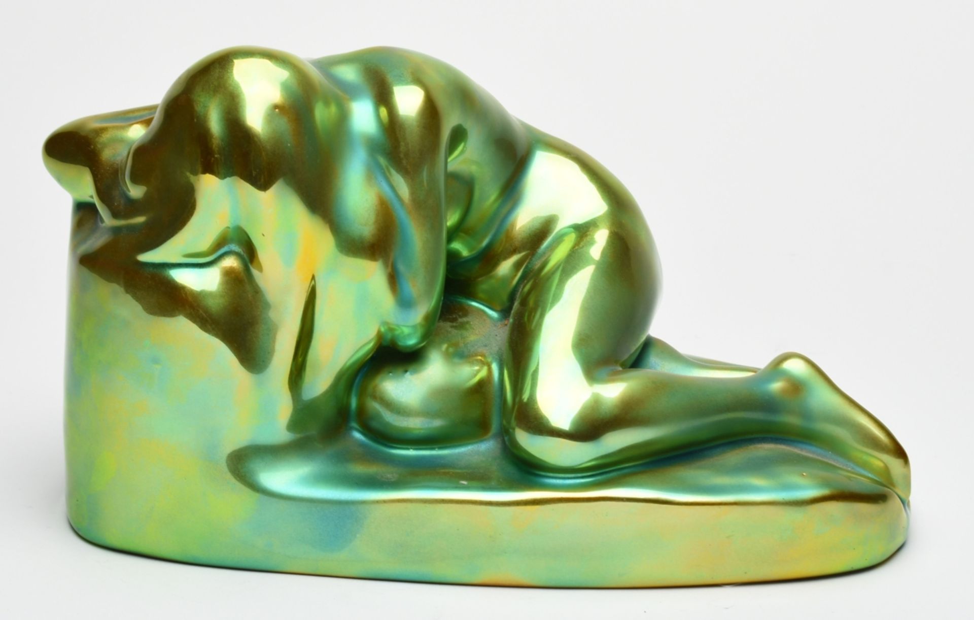 Aktfigur Hersteller: Zsolnay, Pecs/Ungarn, Keramik, in leuchtendem Grün-Gelb glasiert, liegender - Bild 2 aus 4