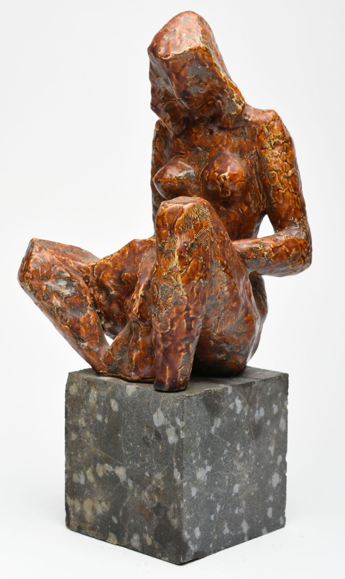 Unbekannter Künstler Keramik, rot-braun glasiert, sitzende Judith mit dem Haupt des Holofernes, - Bild 3 aus 4