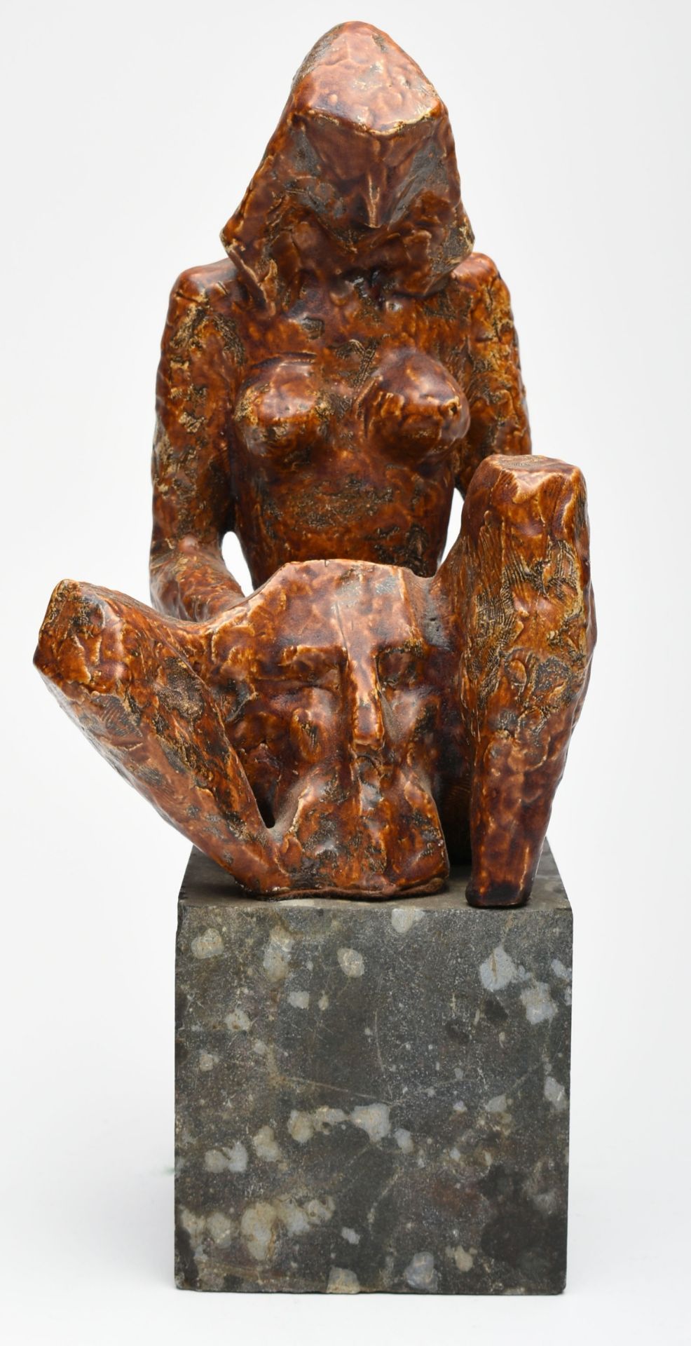 Unbekannter Künstler Keramik, rot-braun glasiert, sitzende Judith mit dem Haupt des Holofernes, - Bild 2 aus 4