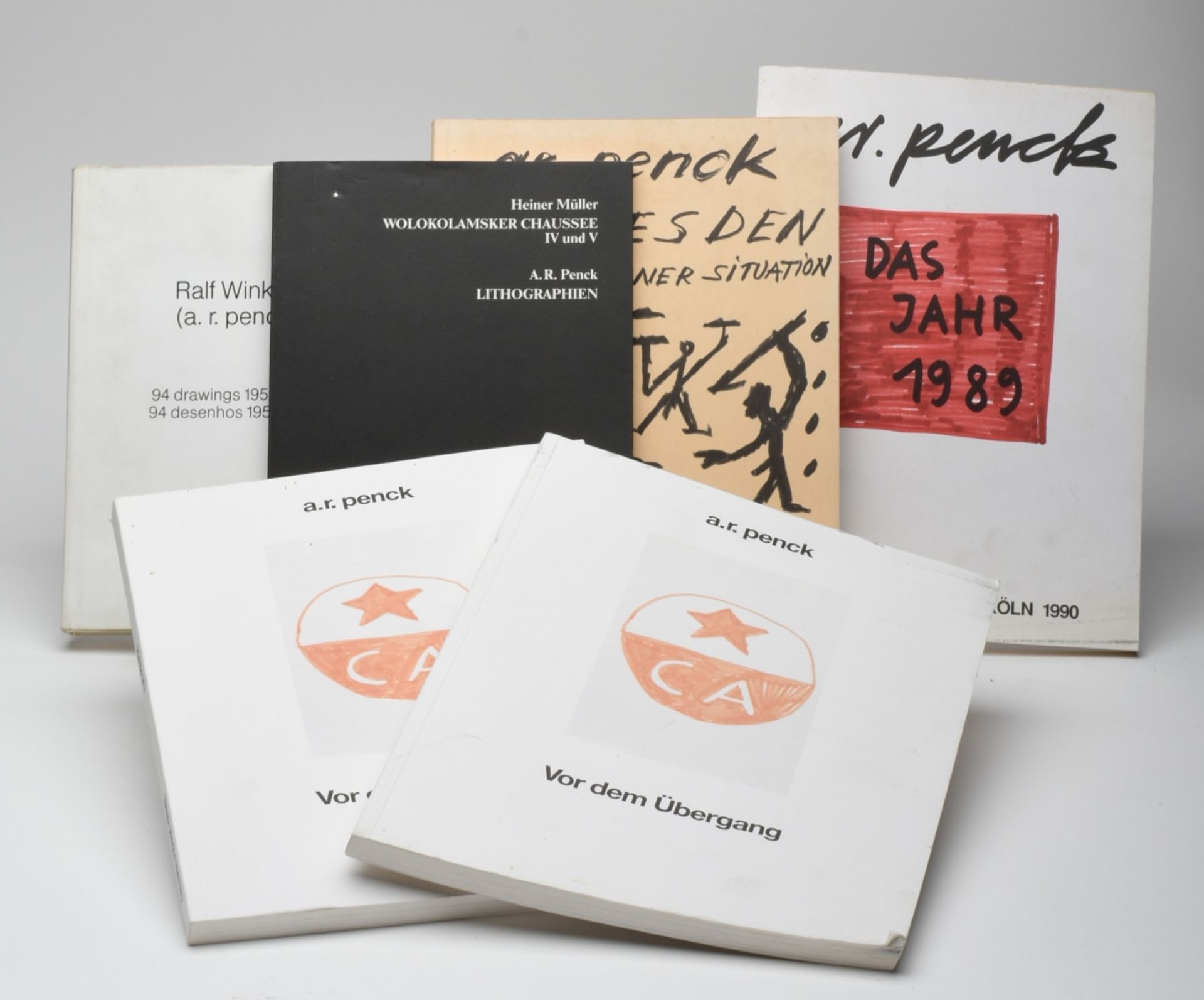 Penck, A.R. (1939 Dresden - 2017 Zürich) insg. 6 Kataloge, je vom Künstler signiert sowie zumeist - Bild 3 aus 5