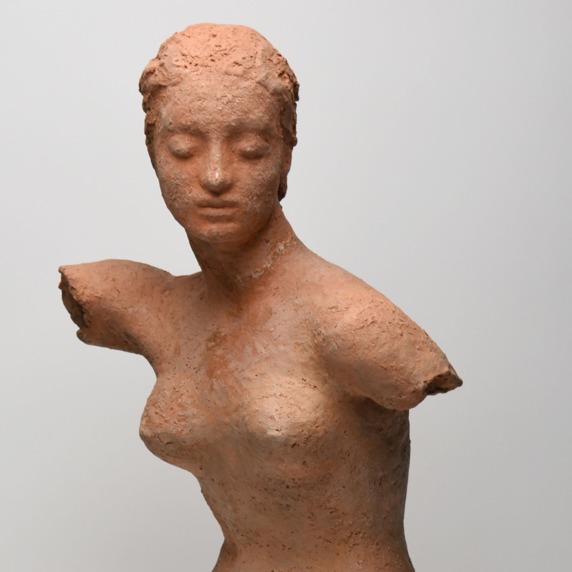 Torso Ton, Rumpfdarstellung einer jungen Frau mit im Nacken zusammengebundenem Haar, auf flachem
