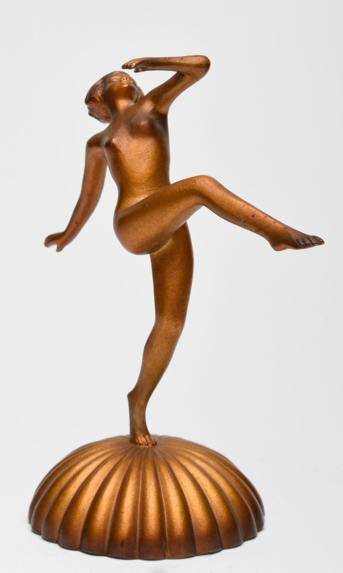 Tanzender Akt Weißguss, goldbraun gefasst, Tänzerin in graziler Bewegung eingefangen, im Stil des - Bild 3 aus 6