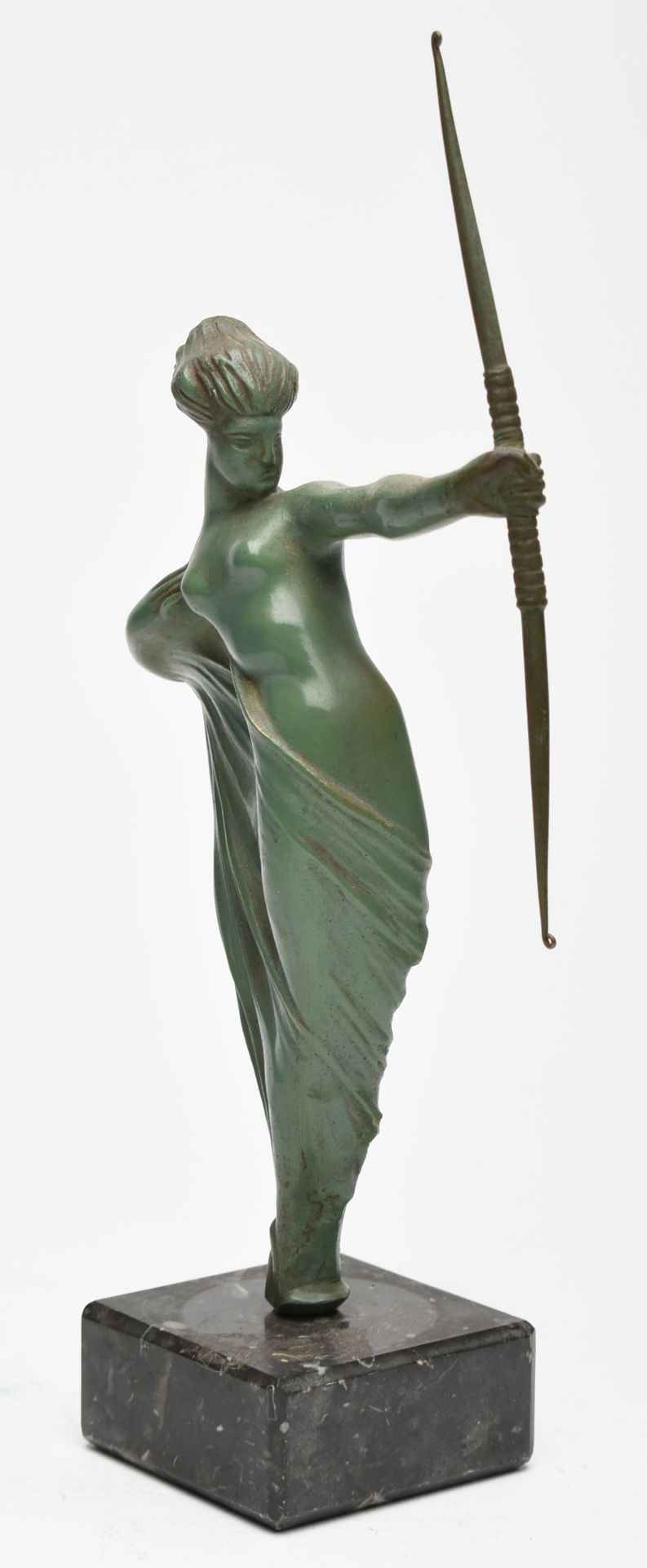 Amazone Bronze, in Grün patiniert, weiblicher Halbakt in bewegter Pose mit Bogen, schwarzer - Bild 3 aus 4