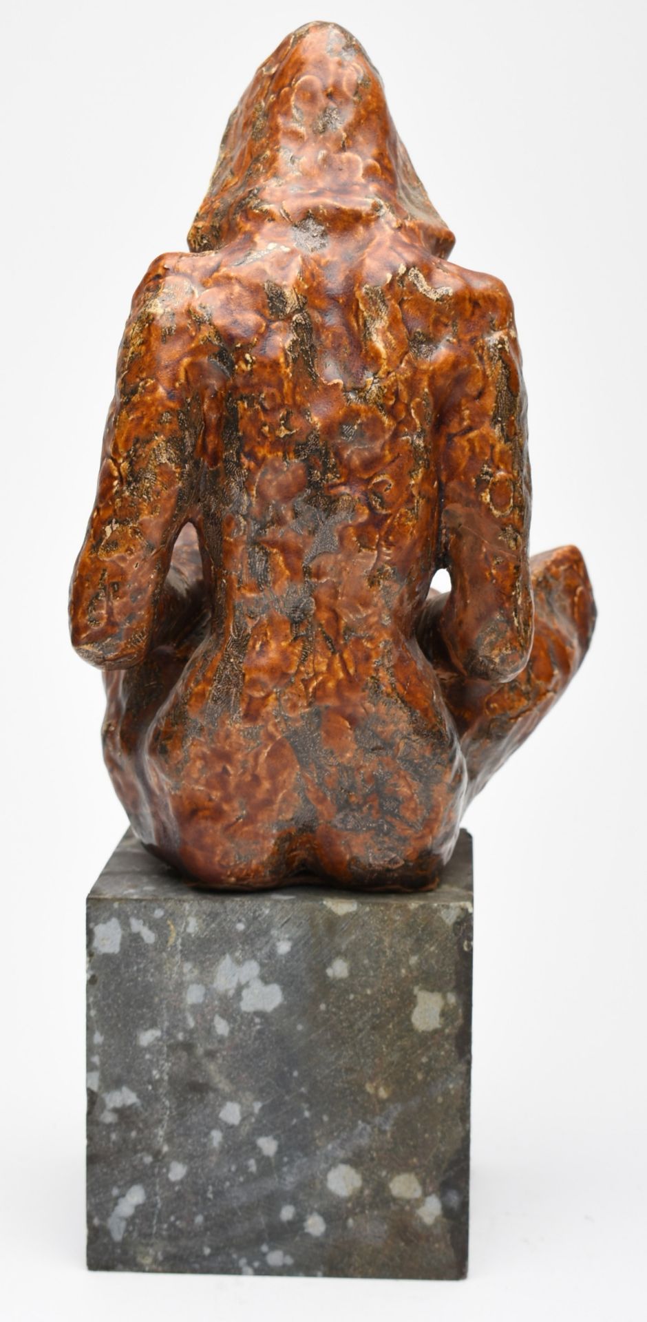Unbekannter Künstler Keramik, rot-braun glasiert, sitzende Judith mit dem Haupt des Holofernes, - Bild 4 aus 4