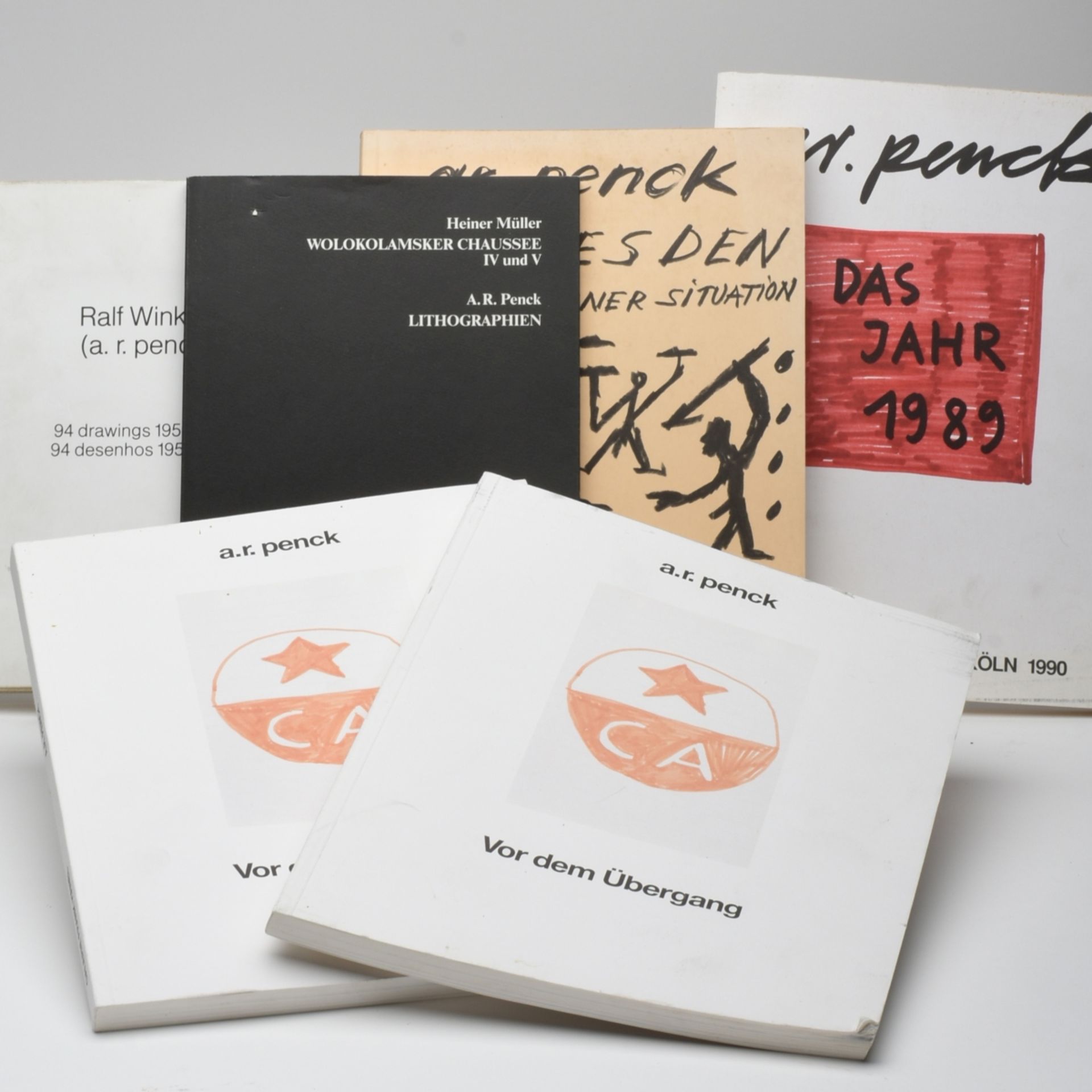 Penck, A.R. (1939 Dresden - 2017 Zürich) insg. 6 Kataloge, je vom Künstler signiert sowie zumeist