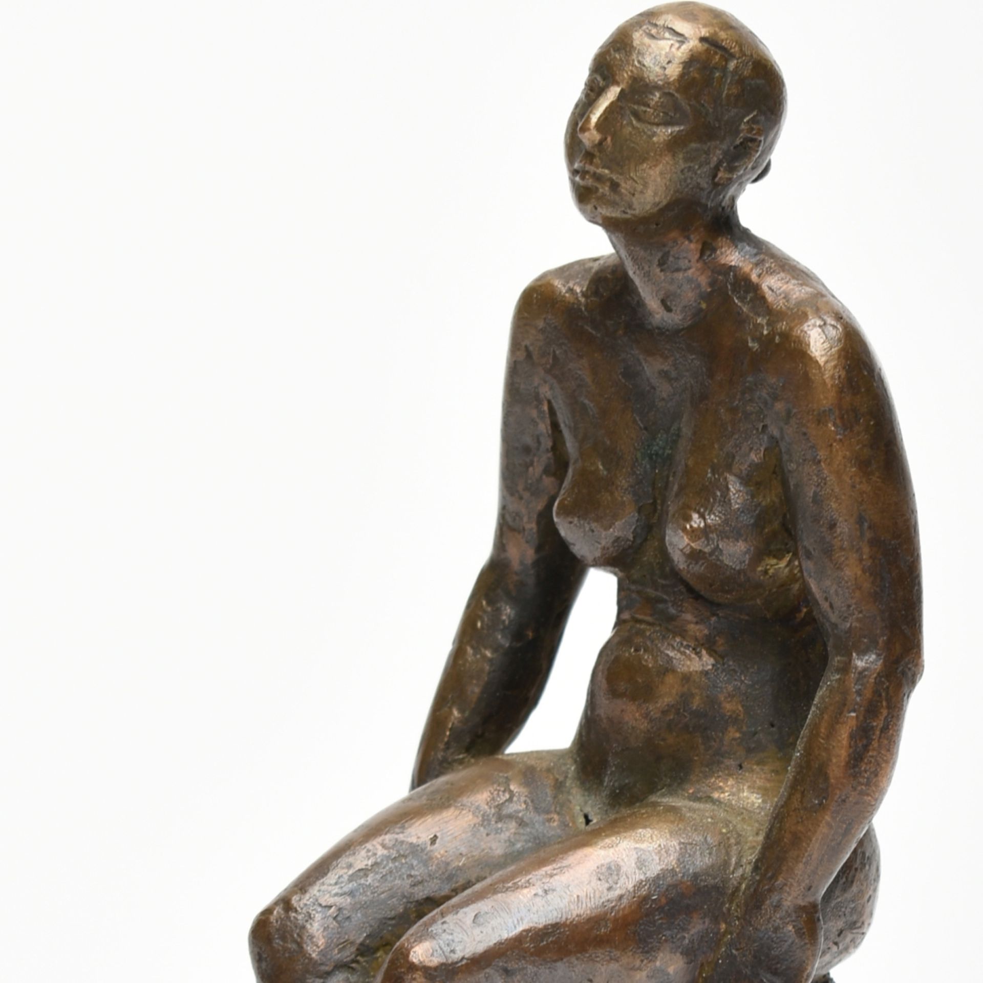 Sitzende Bronze, bräunlich patiniert, weiblicher Akt mit gekreuzten Beinen sitzend, Sockel rs.