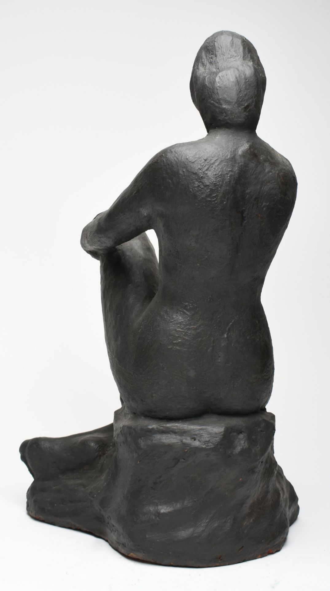 Aktfigur Terrakotta, schwarz gefasst, aufrecht sitzende Dame als Akt, beide Hände auf dem linken - Bild 3 aus 3