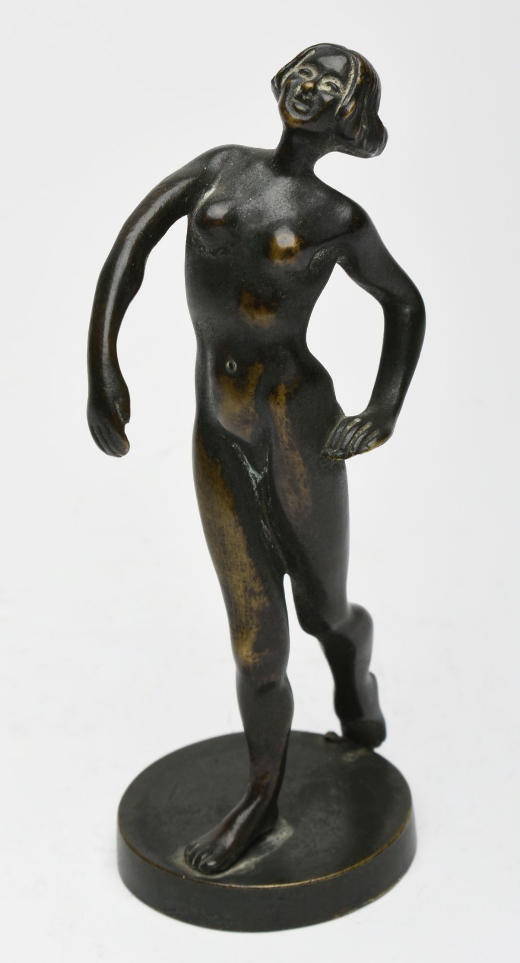 Kleinbronze schwarz patiniert, weiblicher Akt anmutig tanzend, runde Sockelplatte, partiell - Bild 2 aus 4