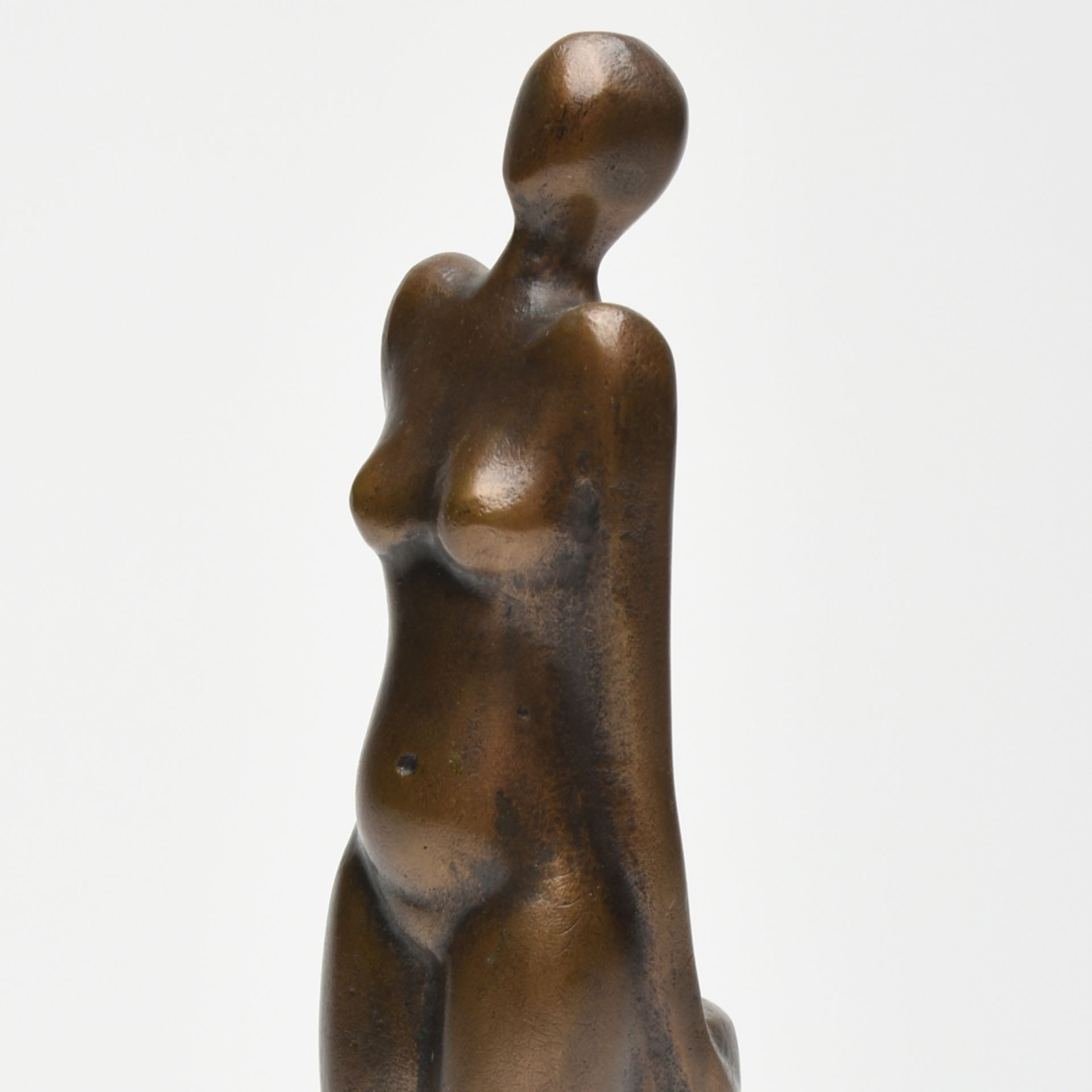 Stehende Bronze, braun patiniert, weiblicher Akt an Säule anlehnend, leicht abstrahierte