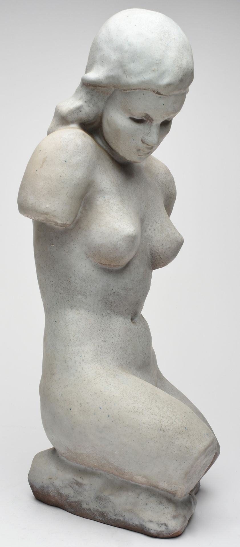 Torso Keramik, in mattem Grau glasiert, weibliche Rumpfdarstellung mit zu Boden blickendem Haupt, im - Bild 3 aus 4