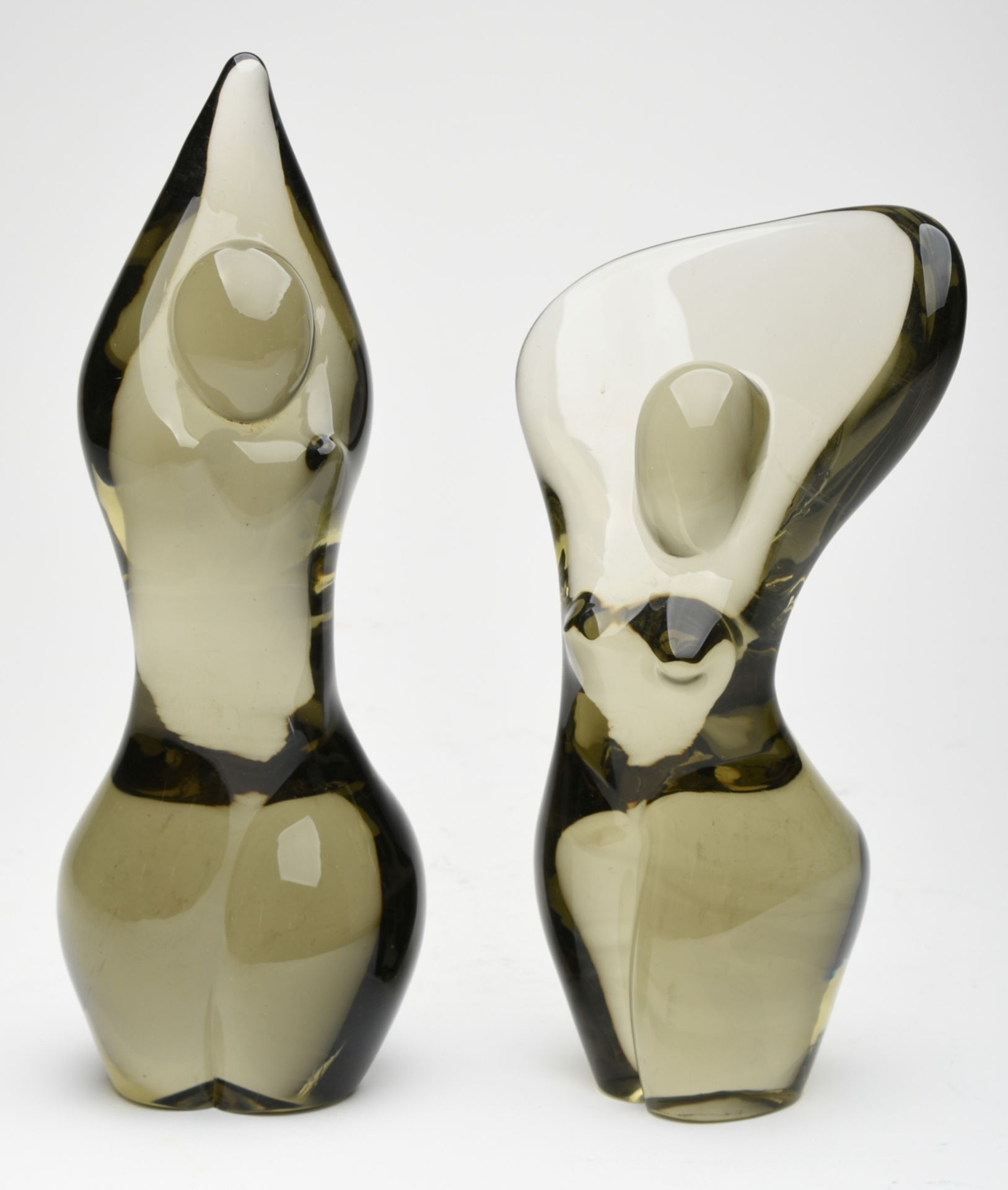Paar Glasobjekte in rauchigem Braun, je abstrahierter Damenakt in untersch. Pose, je im Boden - Bild 2 aus 4