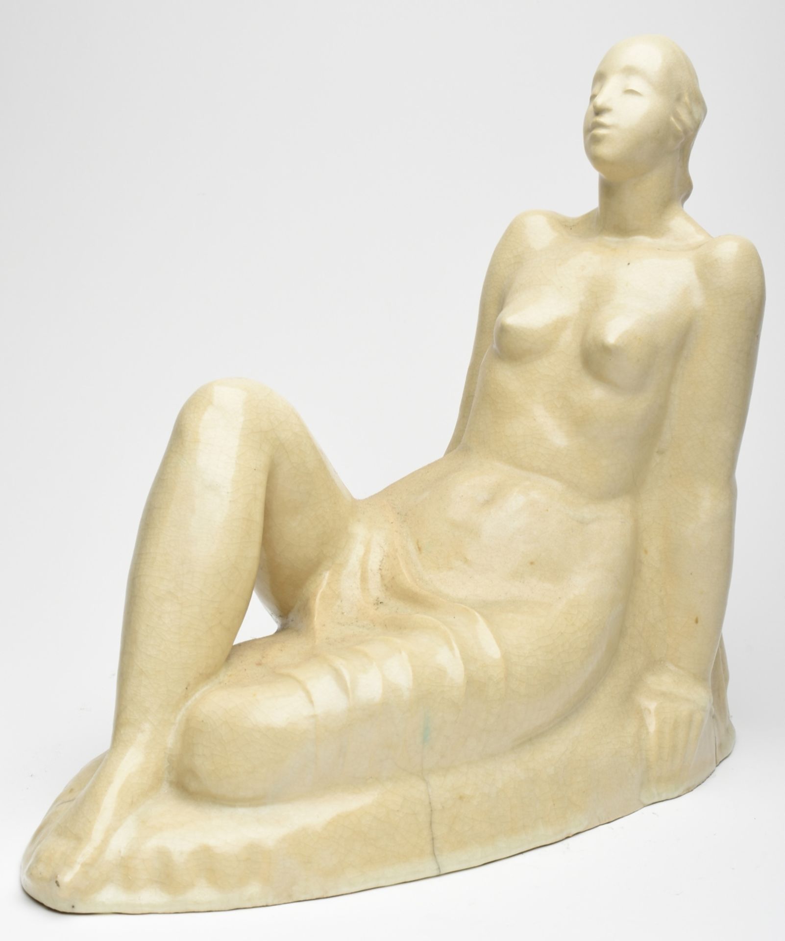 Titze, A. Keramik, cremeweiße Krakeleeglasur, sitzender weiblicher Halbakt mit nach hinten gelehntem - Bild 3 aus 4