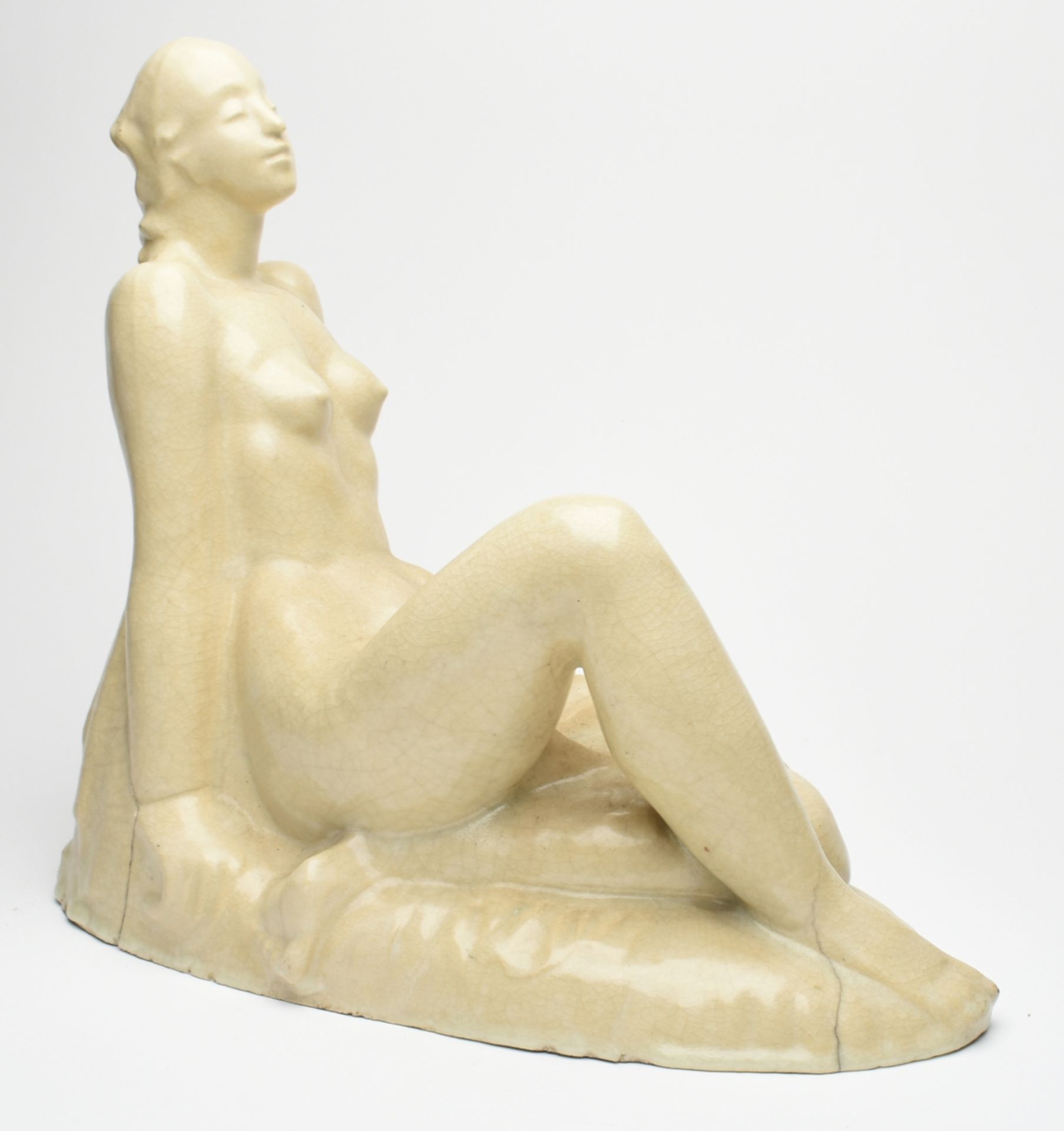 Titze, A. Keramik, cremeweiße Krakeleeglasur, sitzender weiblicher Halbakt mit nach hinten gelehntem - Bild 4 aus 4