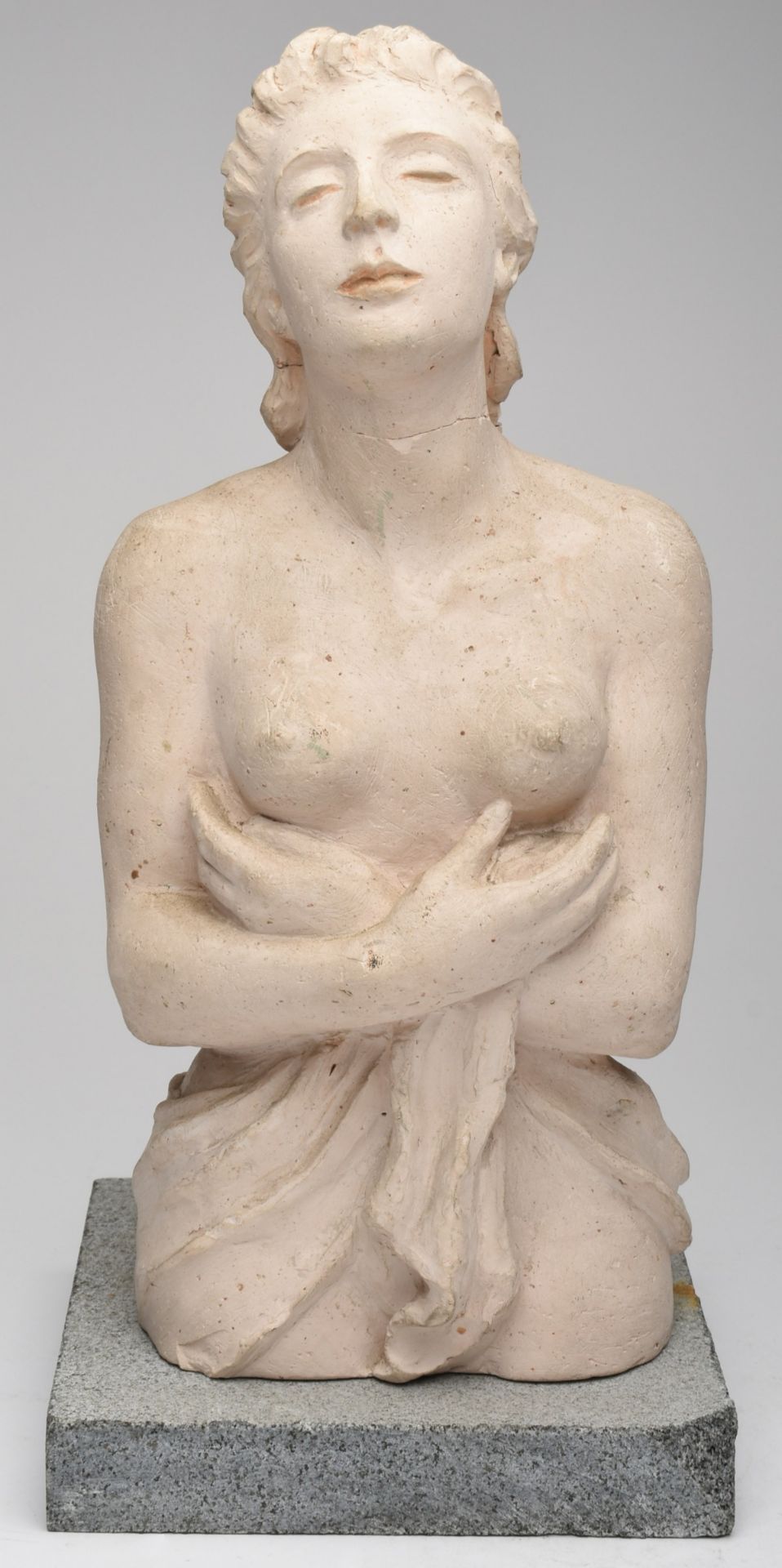 Danzer, C. Gipsguss, partiell dezent farbig gefasst, weiblicher Halbakt mit Tuch, die Arme vor dem - Bild 2 aus 3