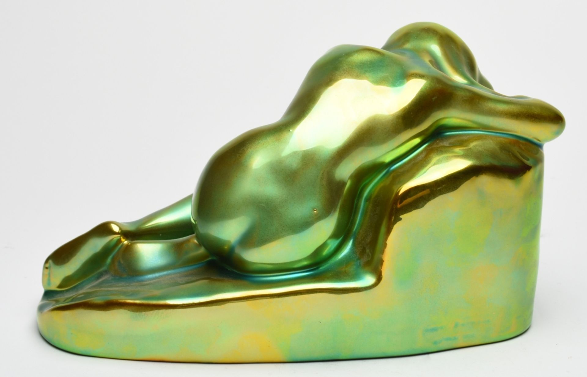 Aktfigur Hersteller: Zsolnay, Pecs/Ungarn, Keramik, in leuchtendem Grün-Gelb glasiert, liegender - Bild 4 aus 4