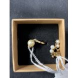 Gold Jewellery: Yellow metal ring in the form of a crossover with a single 7mm cultured pearl at the