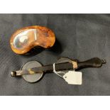 19th cent. Tortoiseshell snuff box and a pair of tortoiseshell lunettes with 9ct. gold cartouche (2)